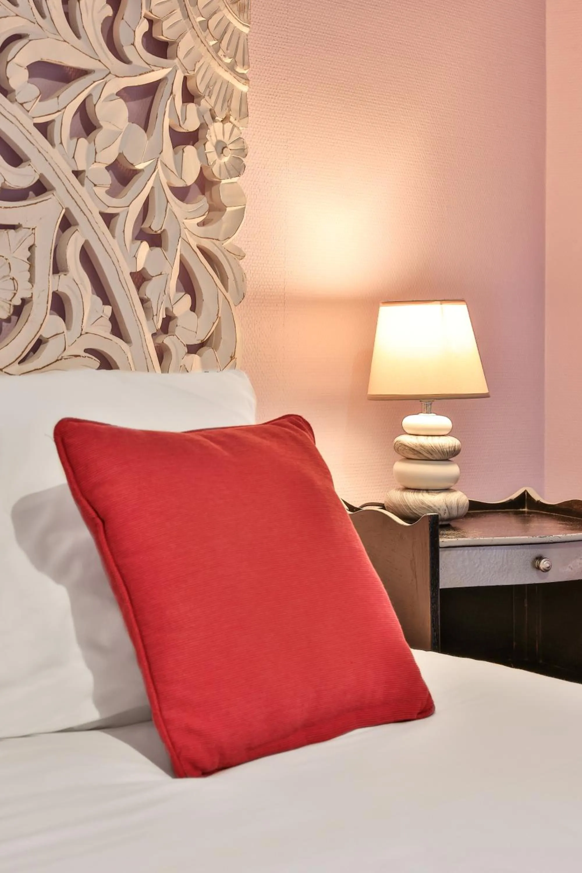 Bed in Logis Hôtel-Restaurant Les Voyageurs