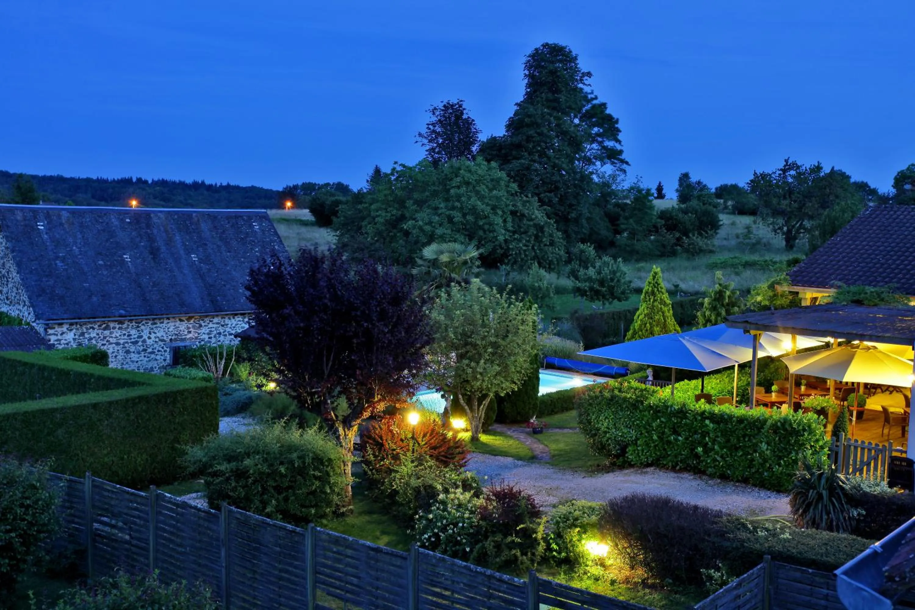 Night in Logis Hôtel-Restaurant Les Voyageurs