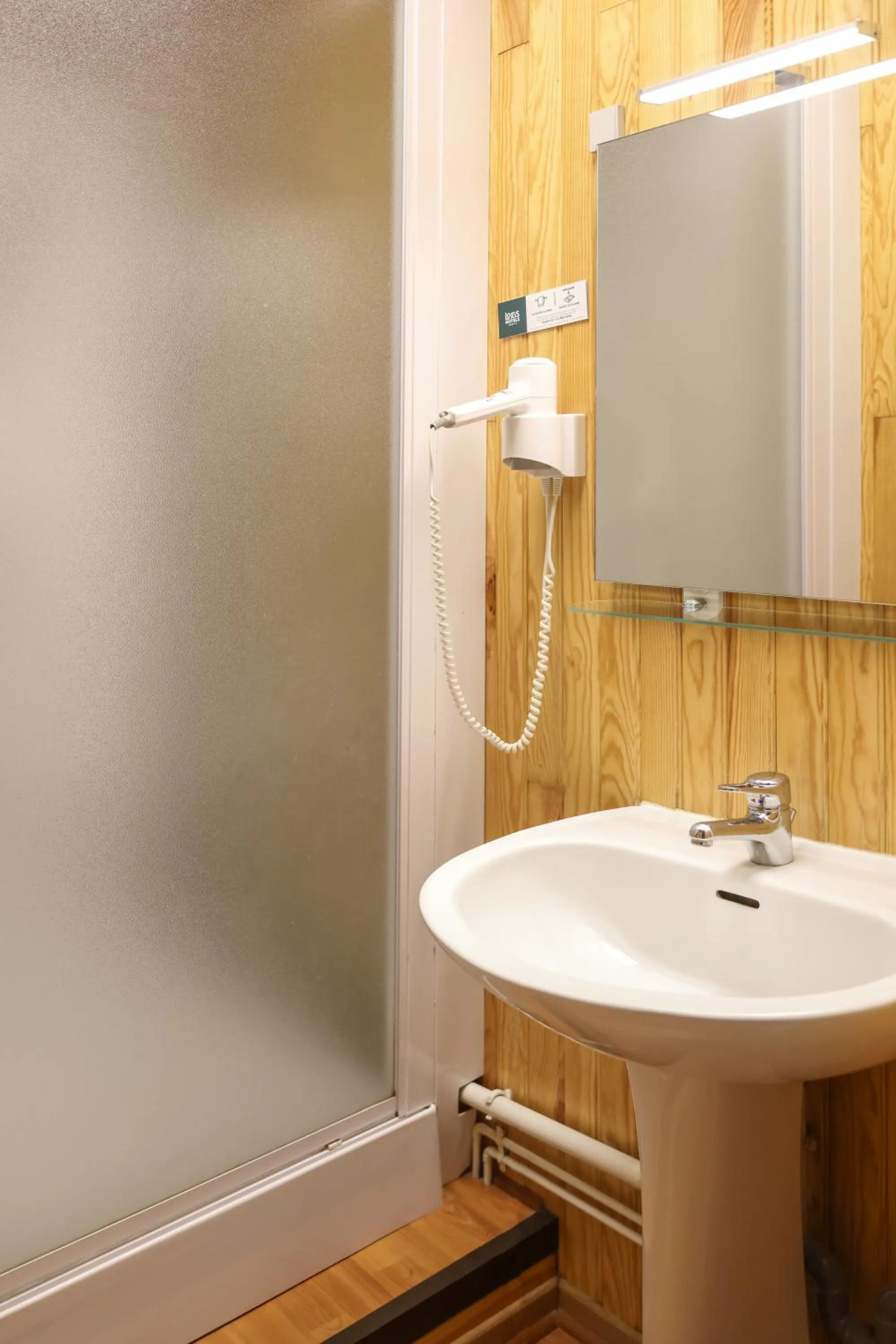 Bathroom in Logis Hôtel-Restaurant Les Voyageurs