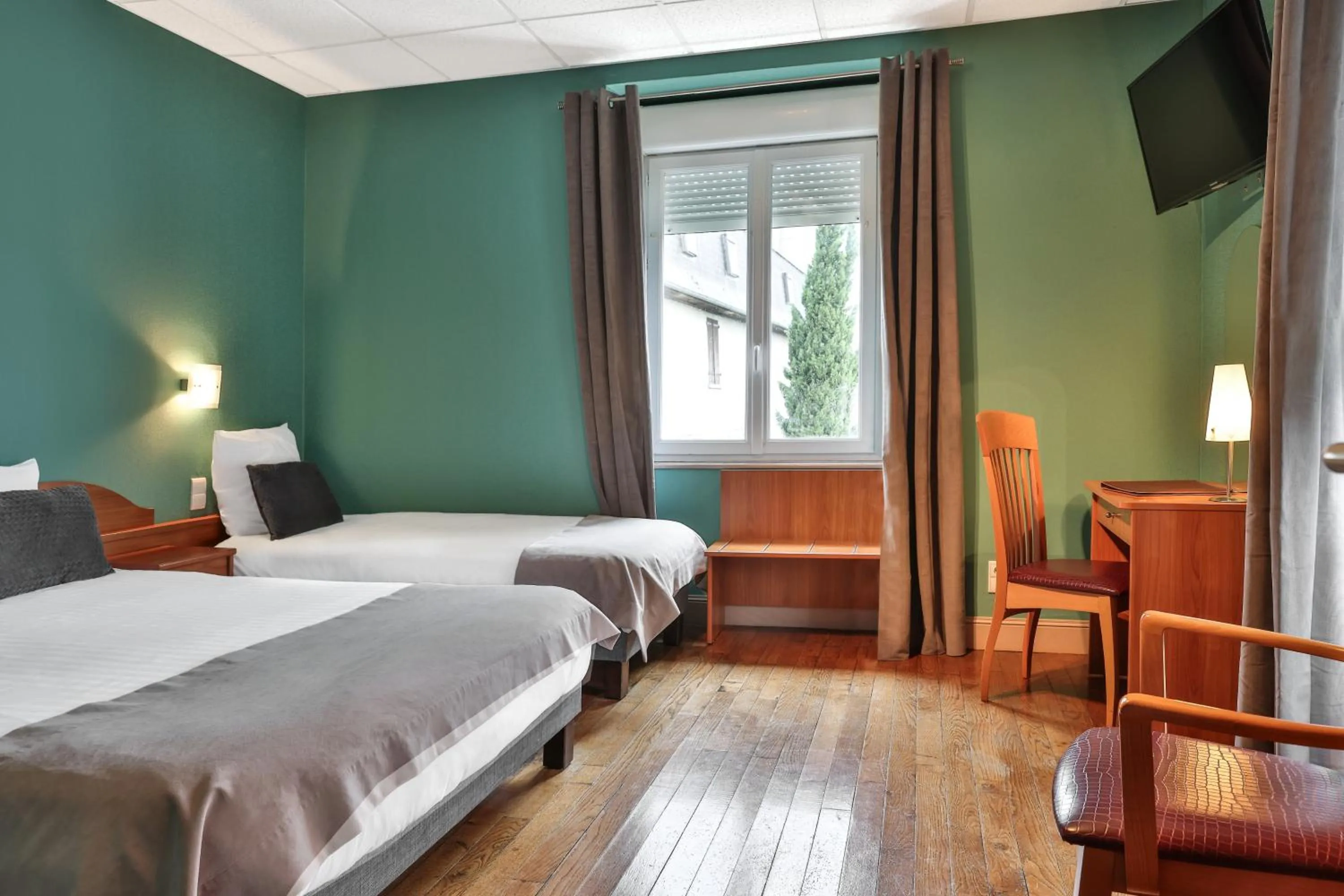 Bed in Logis Hôtel-Restaurant Les Voyageurs