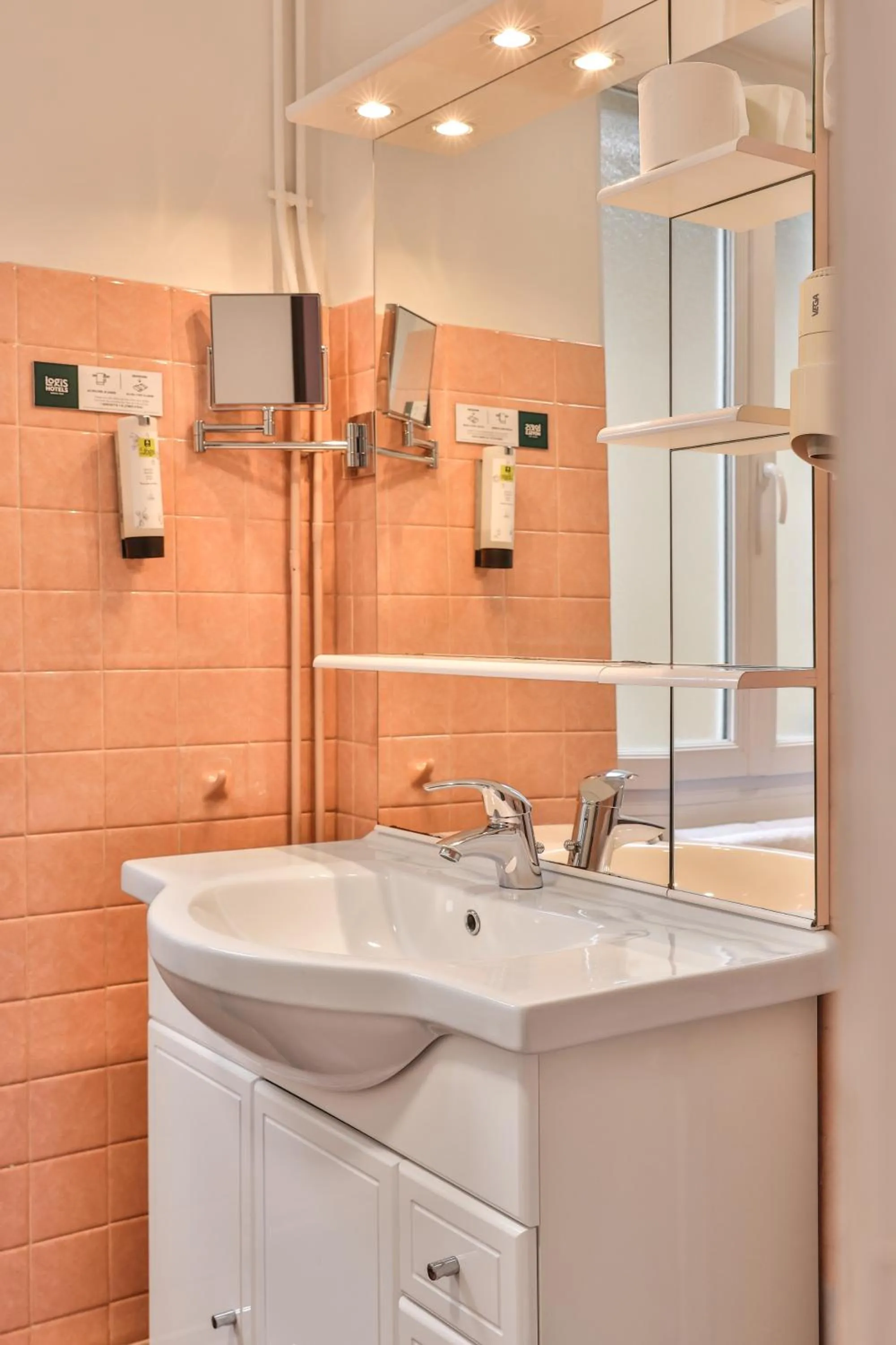 Bathroom in Logis Hôtel-Restaurant Les Voyageurs