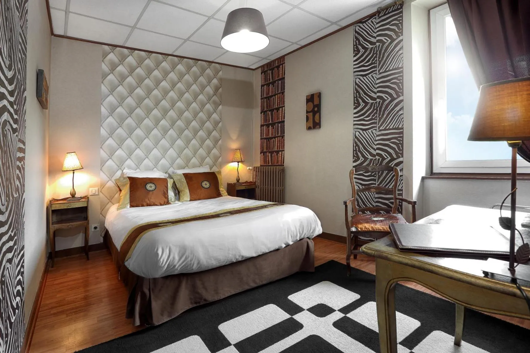 Bedroom, Bed in Logis Hôtel-Restaurant Les Voyageurs