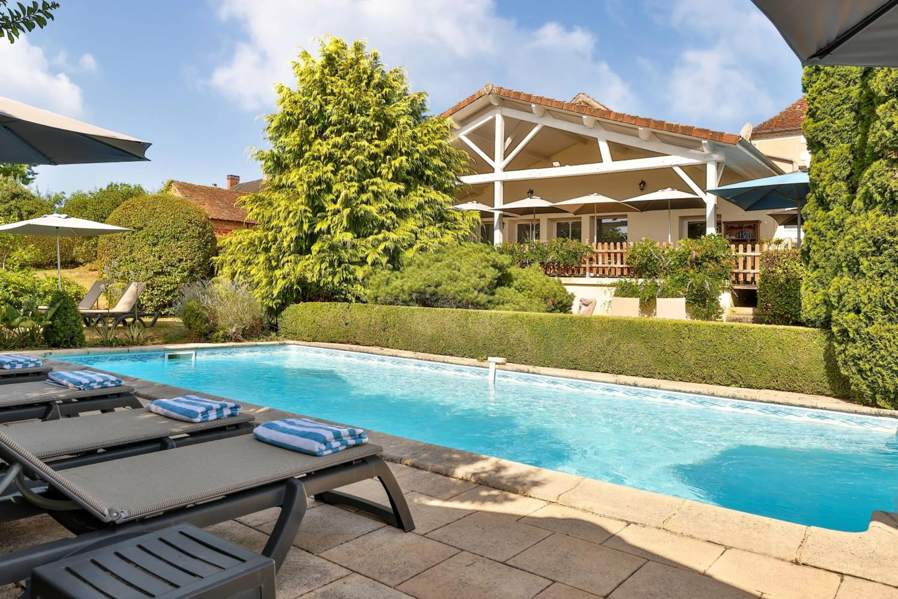 Swimming pool in Logis Hôtel-Restaurant Les Voyageurs