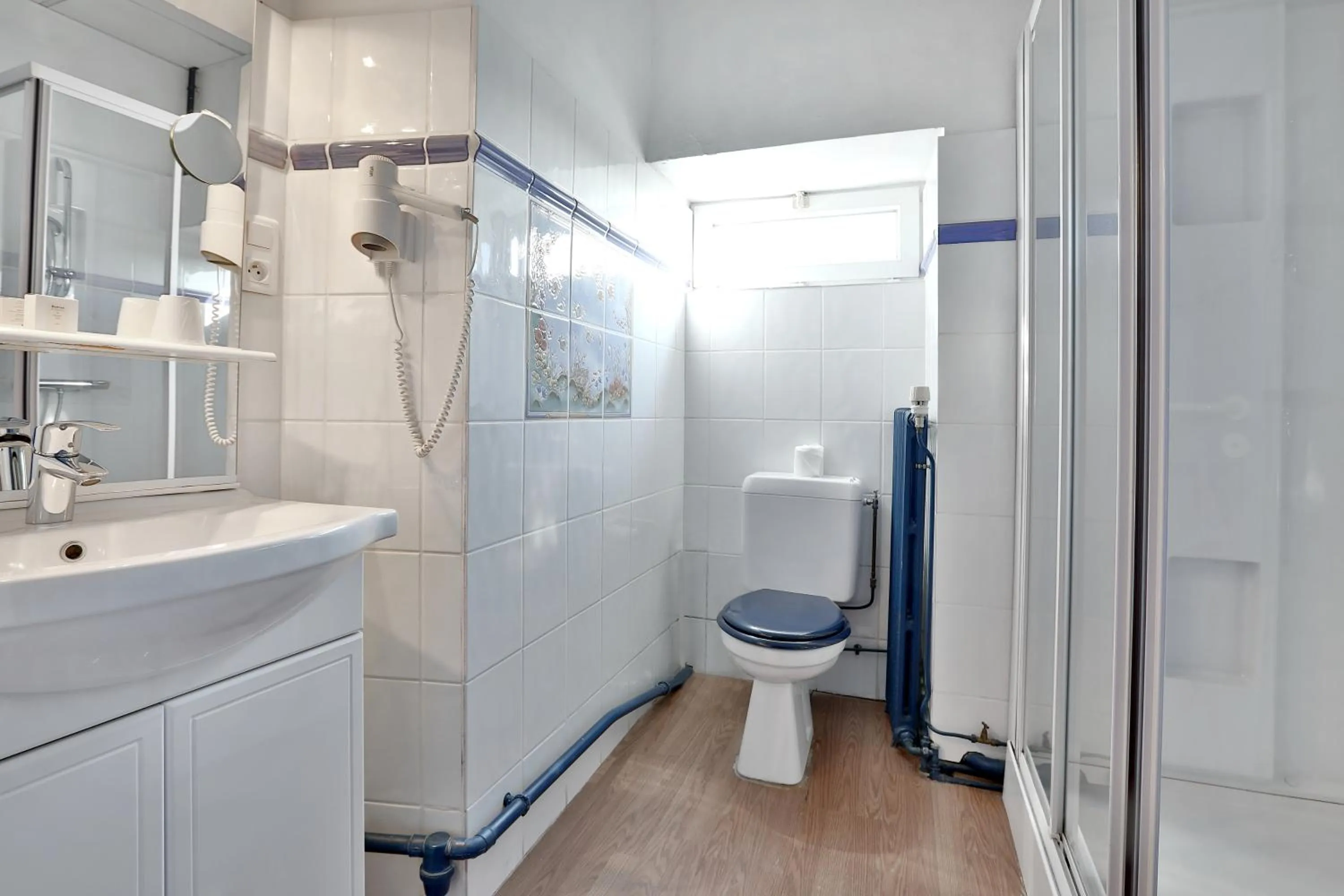 Bathroom in Logis Hôtel-Restaurant Les Voyageurs