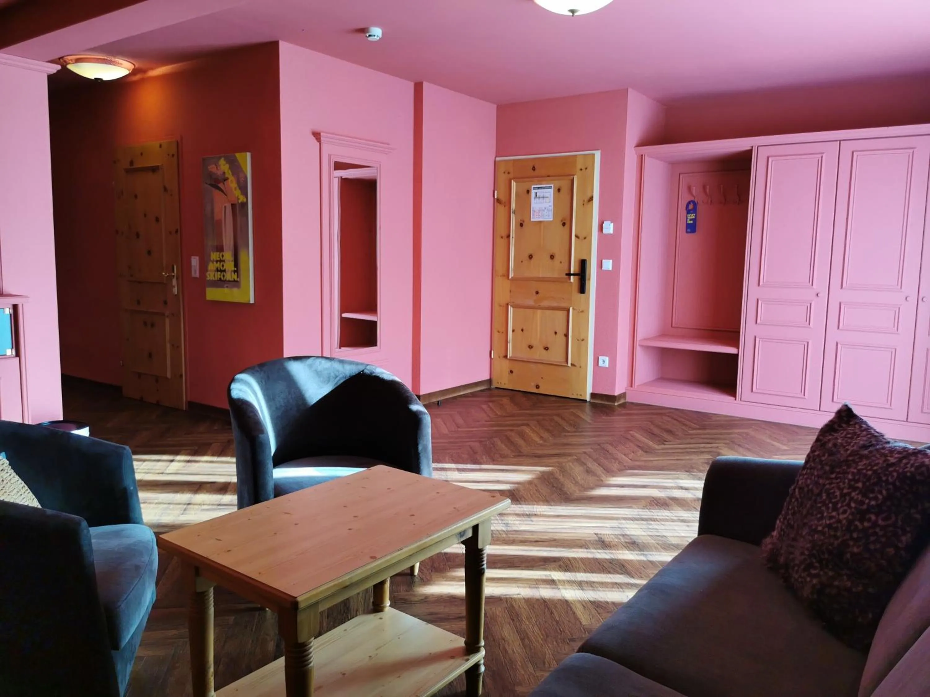 Living room in carpe solem KAPOOM - Last Chance! Nur noch bis 27 April 2025