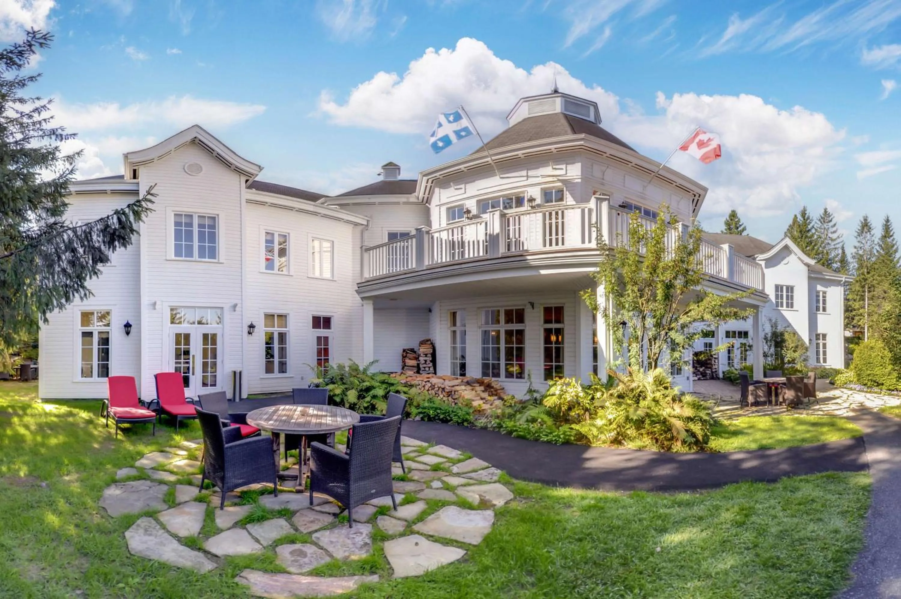 Property building in Hilton Grand Vacations Club Tremblant Canada