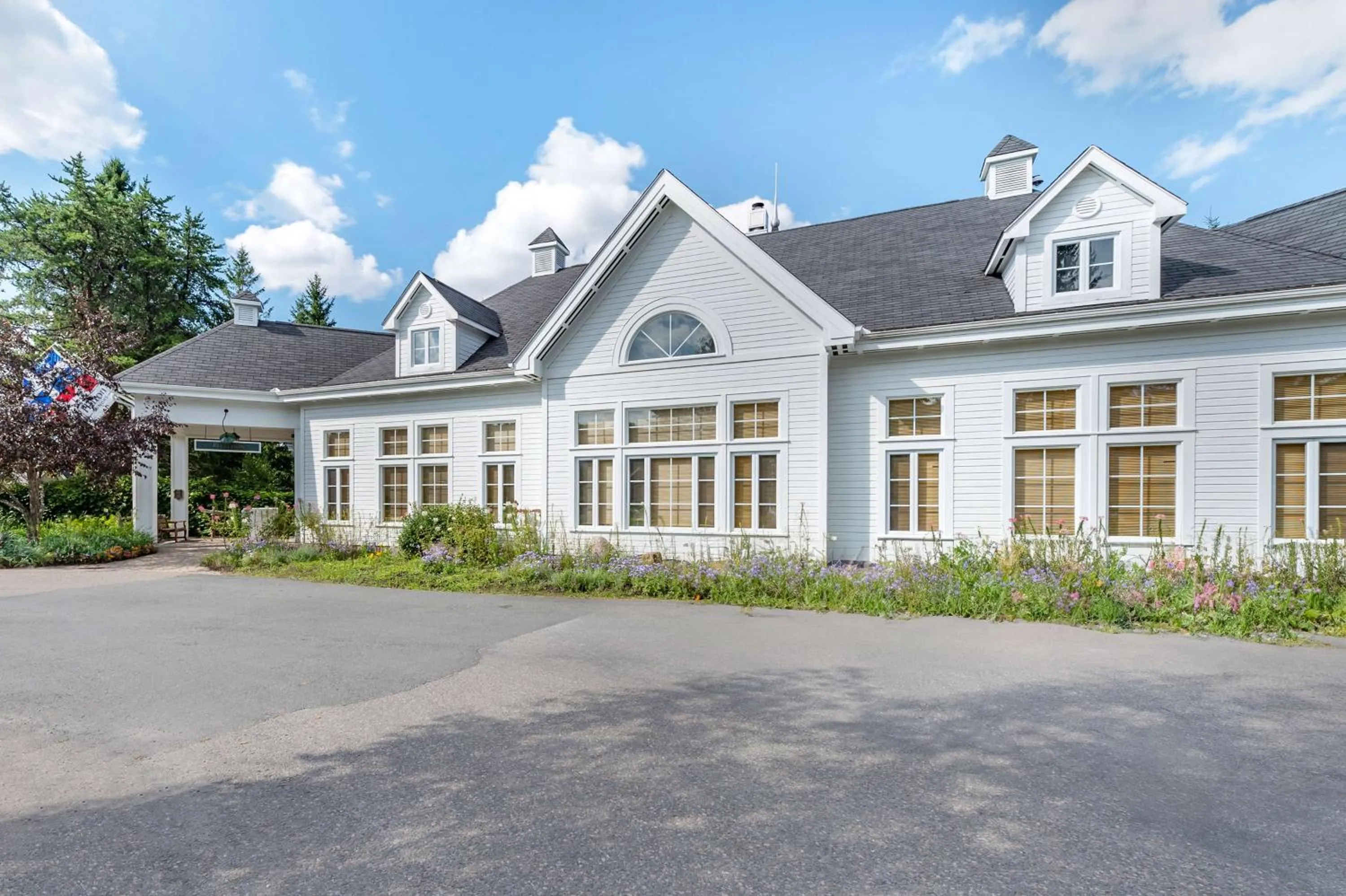 Property building in Hilton Grand Vacations Club Tremblant Canada