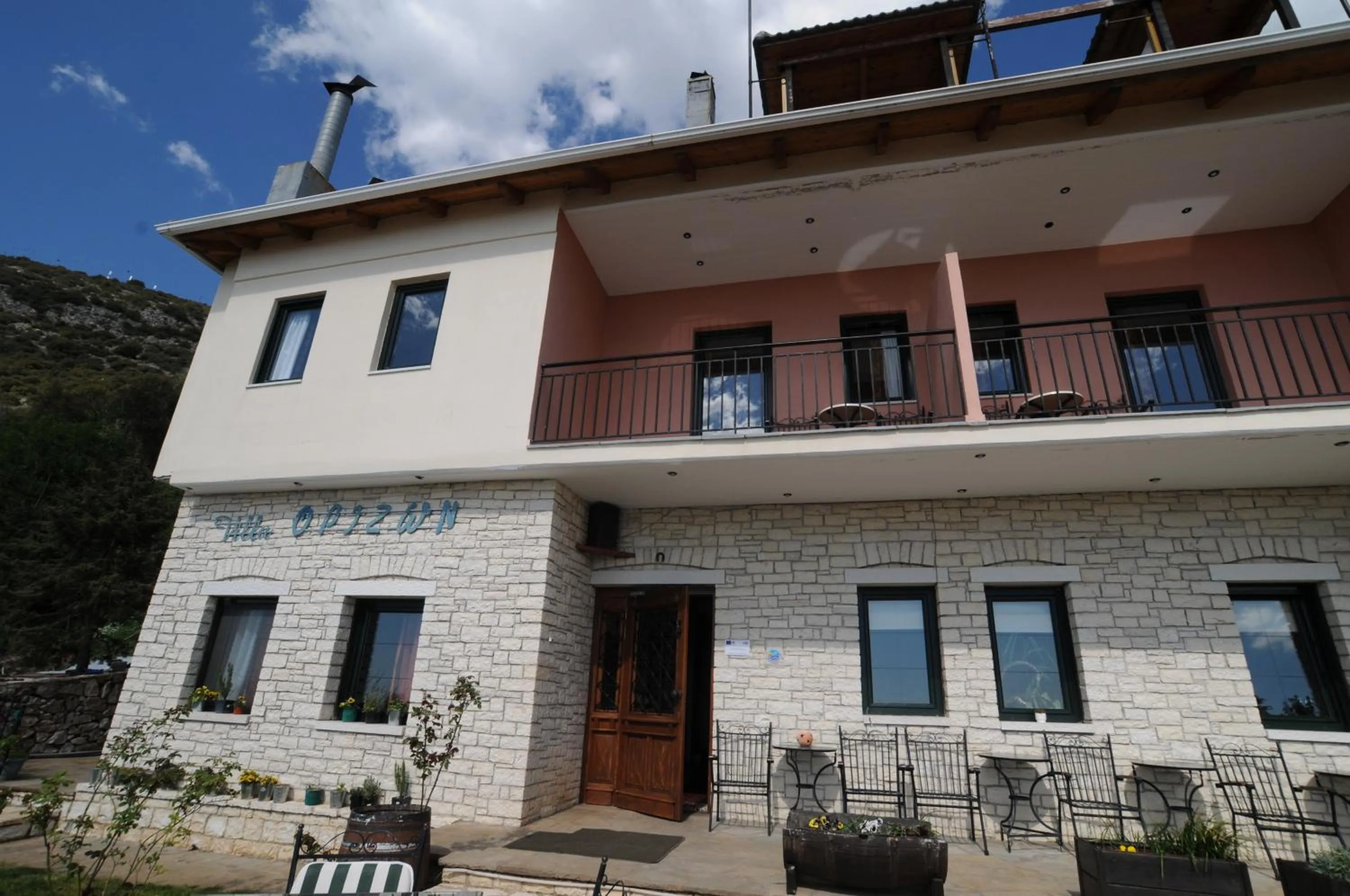 Facade/entrance in Horizon Hotel