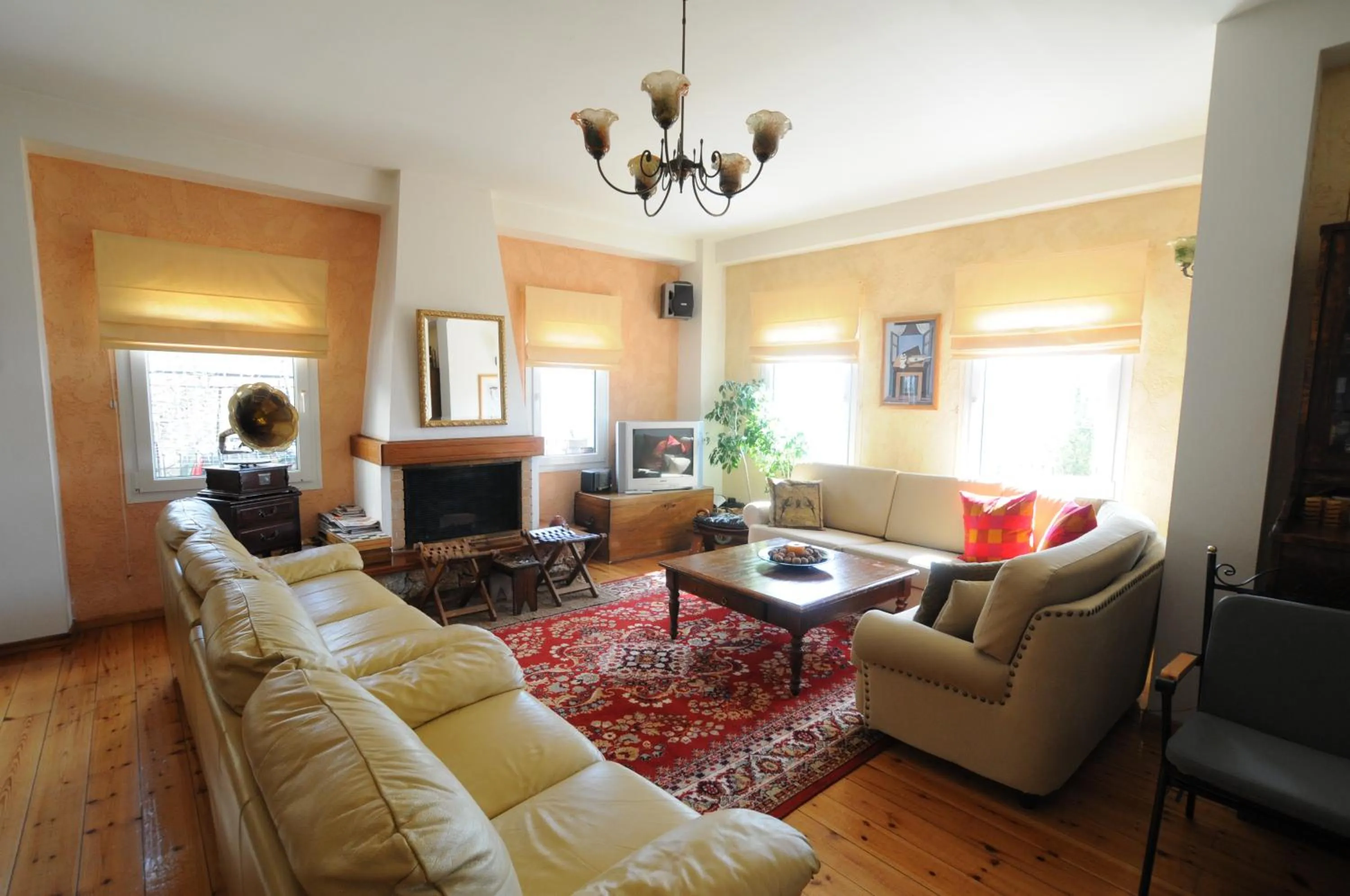 Communal lounge/ TV room in Horizon Hotel