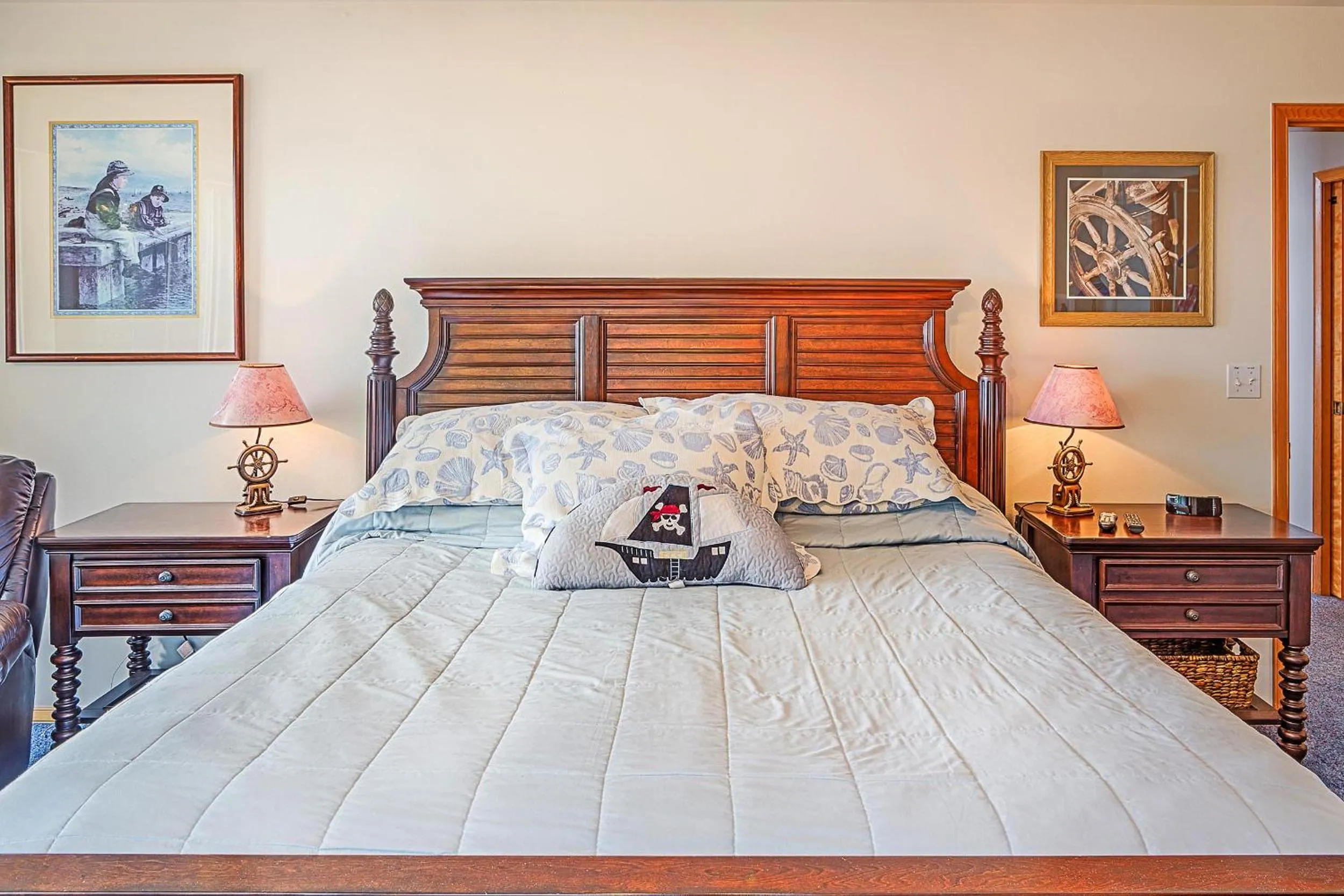 Bed in Beachfront Moclips Retreat w Hot Tub Fire Pit