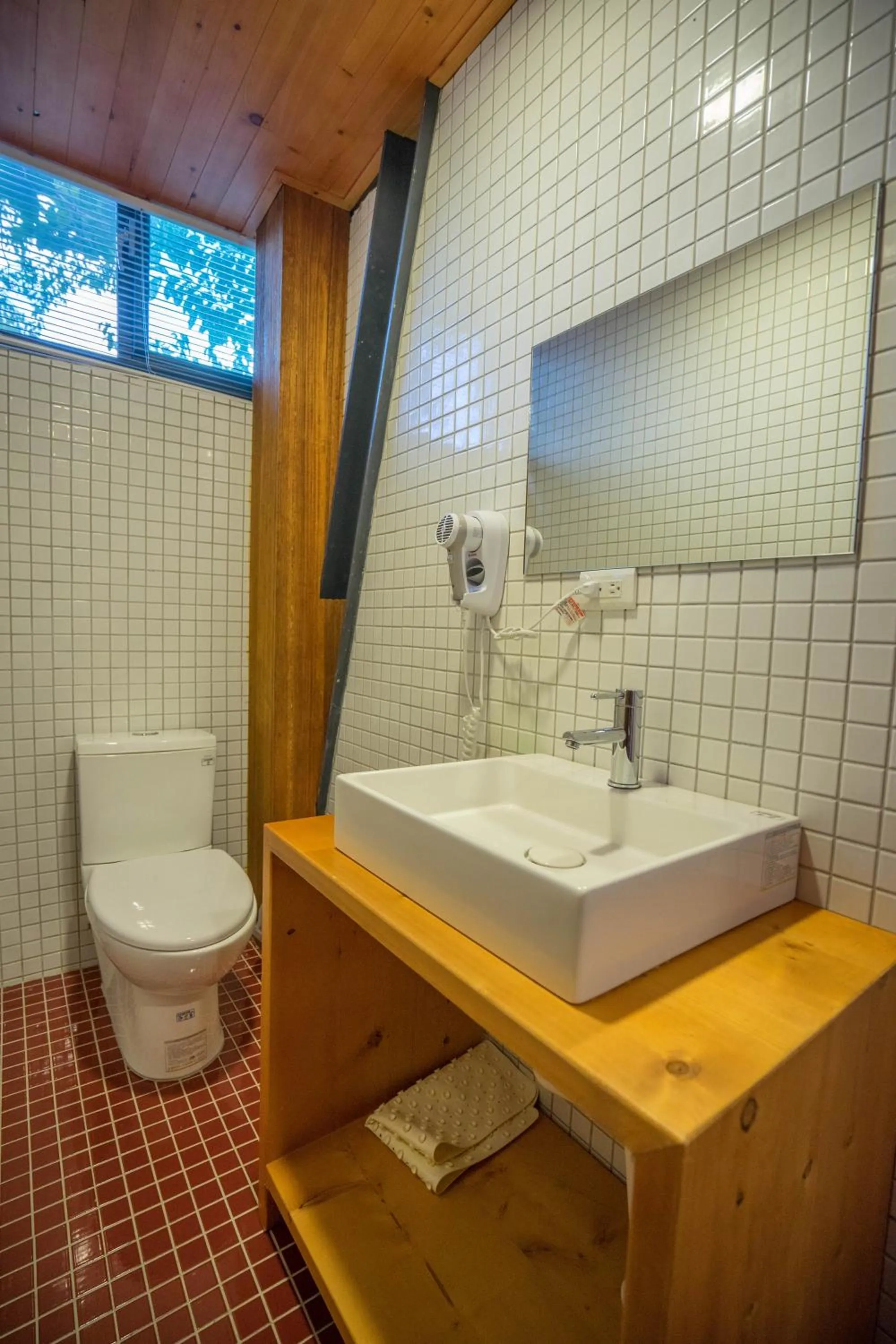 Yue Lake Backpackers