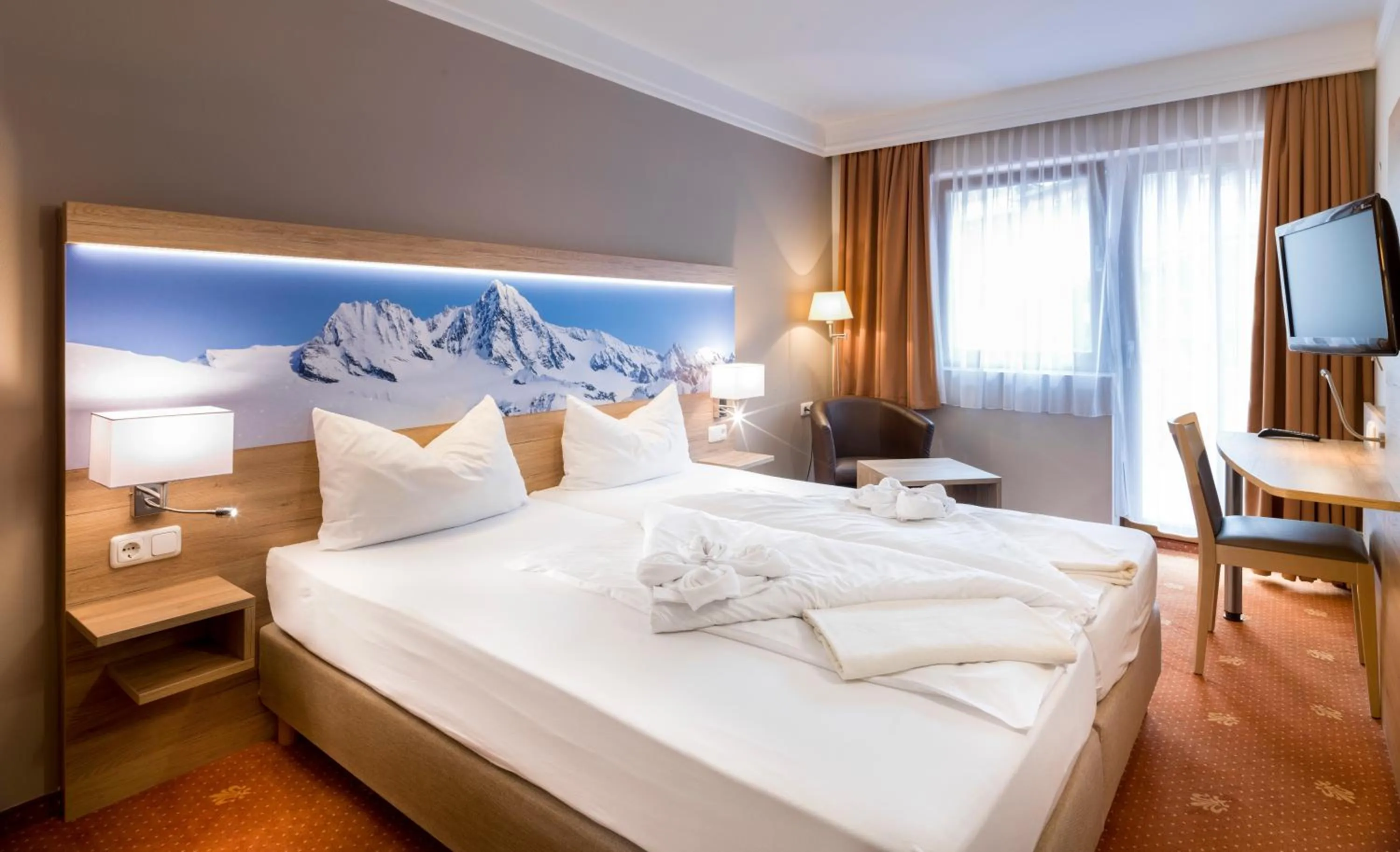 Photo of the whole room, Bed in SCOL Sporthotel Großglockner