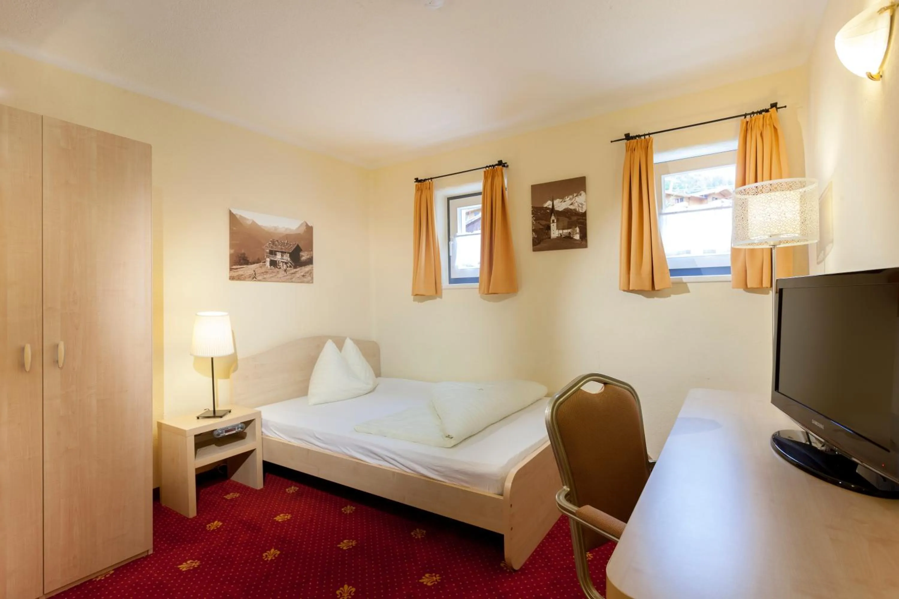 Photo of the whole room, Bed in SCOL Sporthotel Großglockner