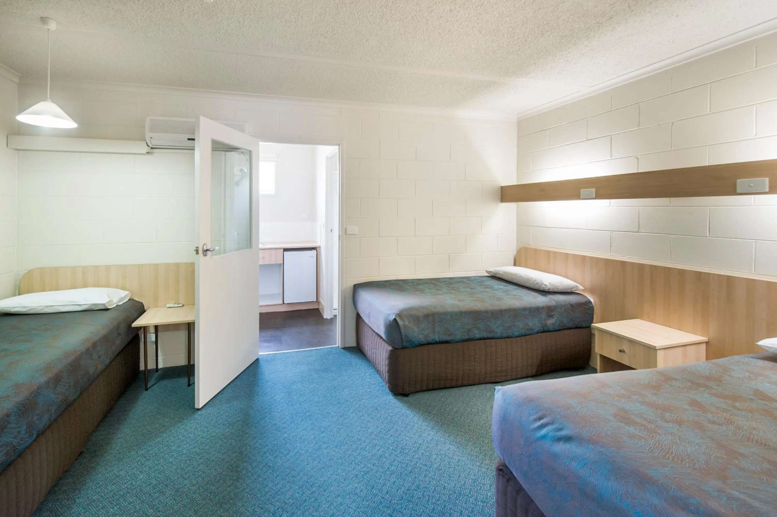 Photo of the whole room, Bed in Box Hill Motel