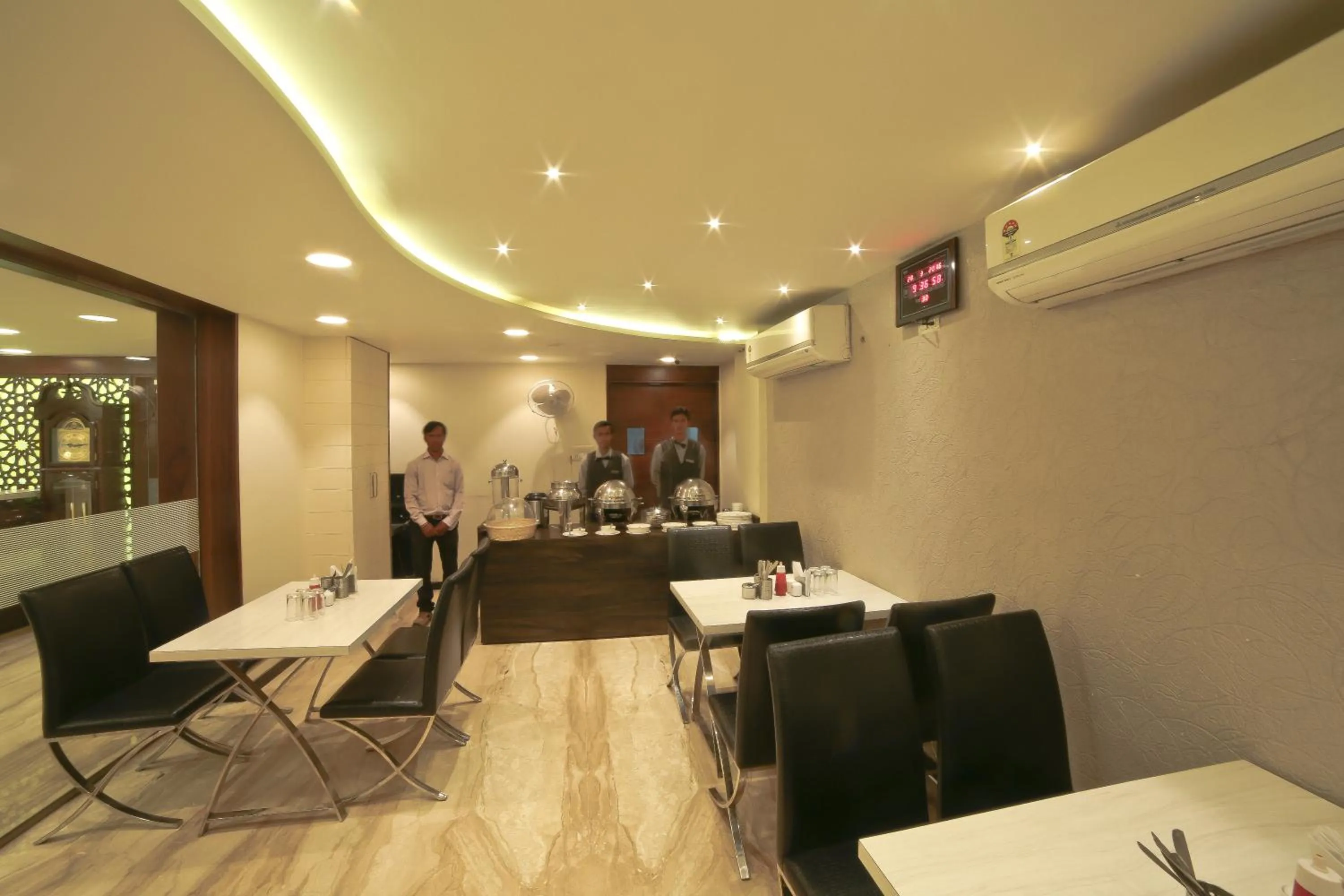 Food and drinks in Hotel Grand Pragati