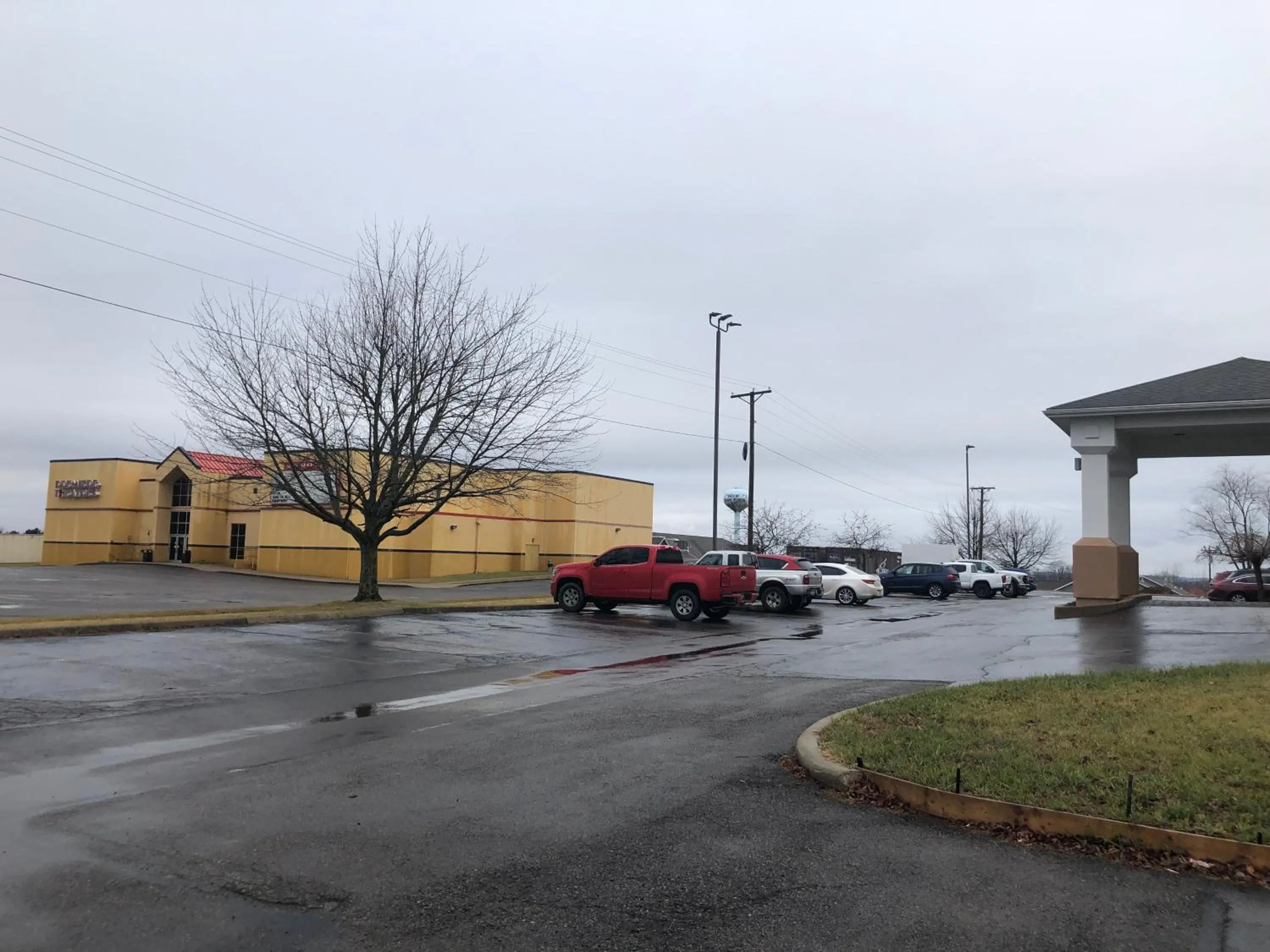 Parking in Holiday Inn Express Mt. Vernon by IHG