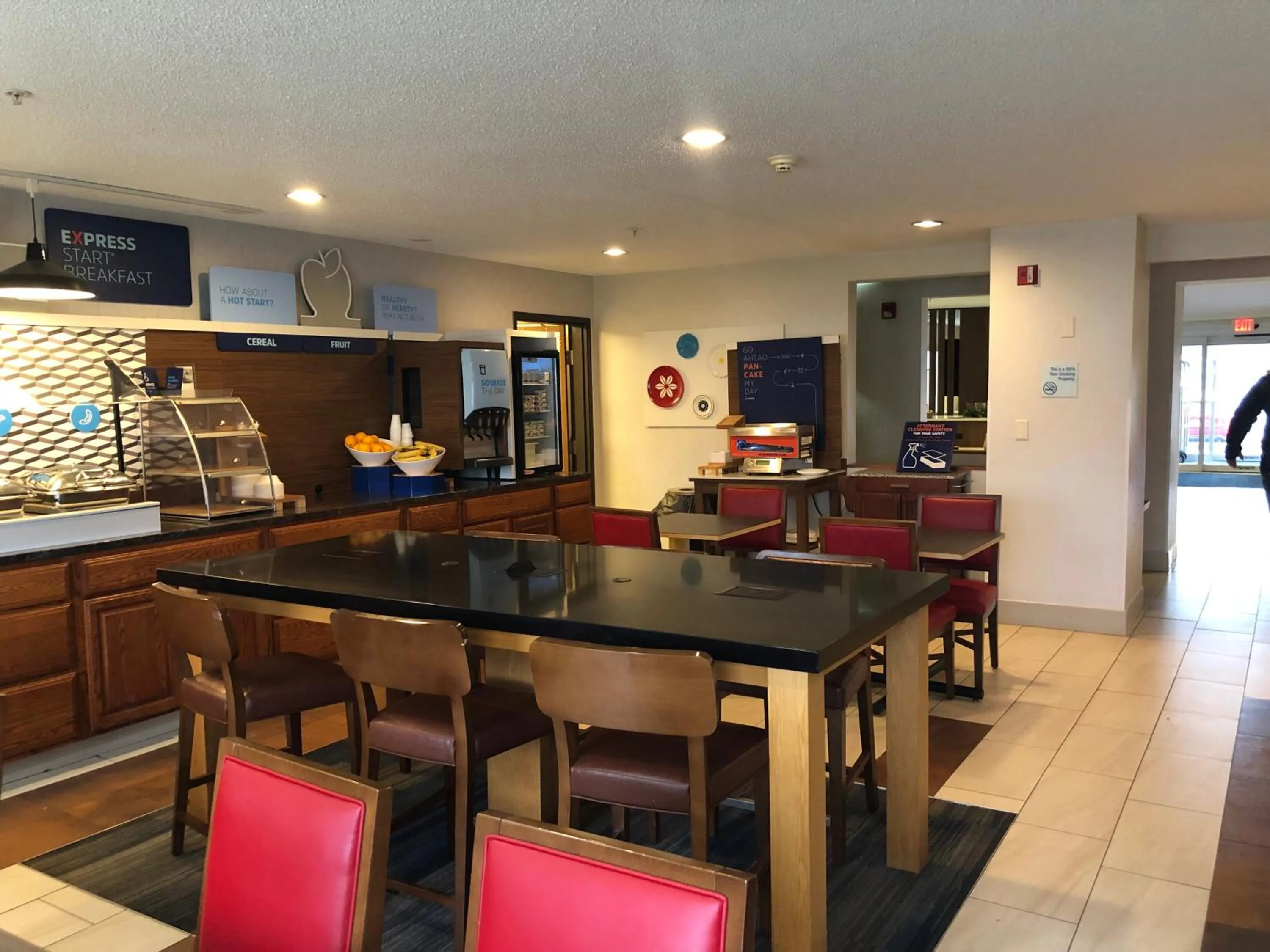 Dining area in Holiday Inn Express Mt. Vernon by IHG