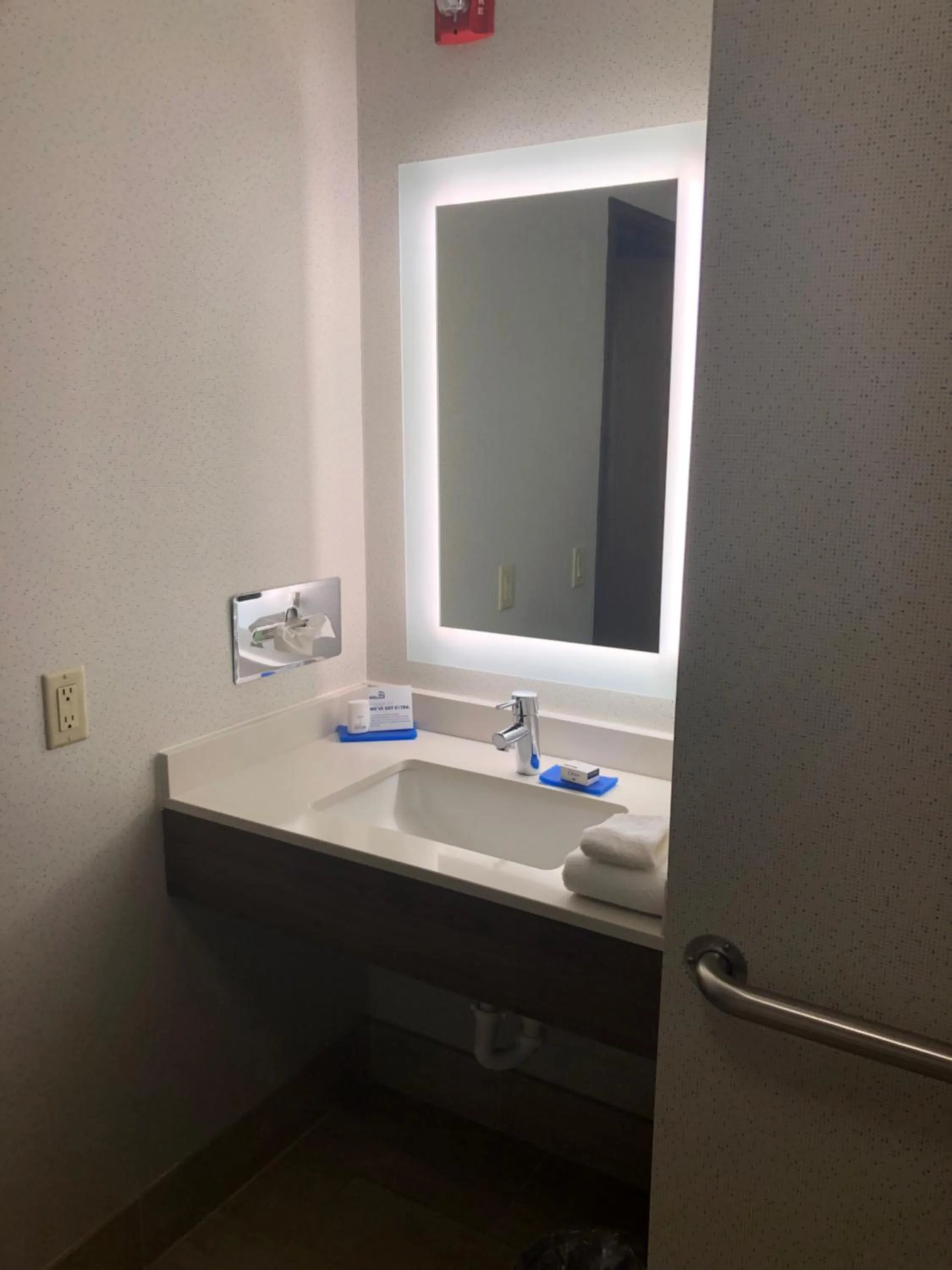 Bathroom in Holiday Inn Express Mt. Vernon by IHG