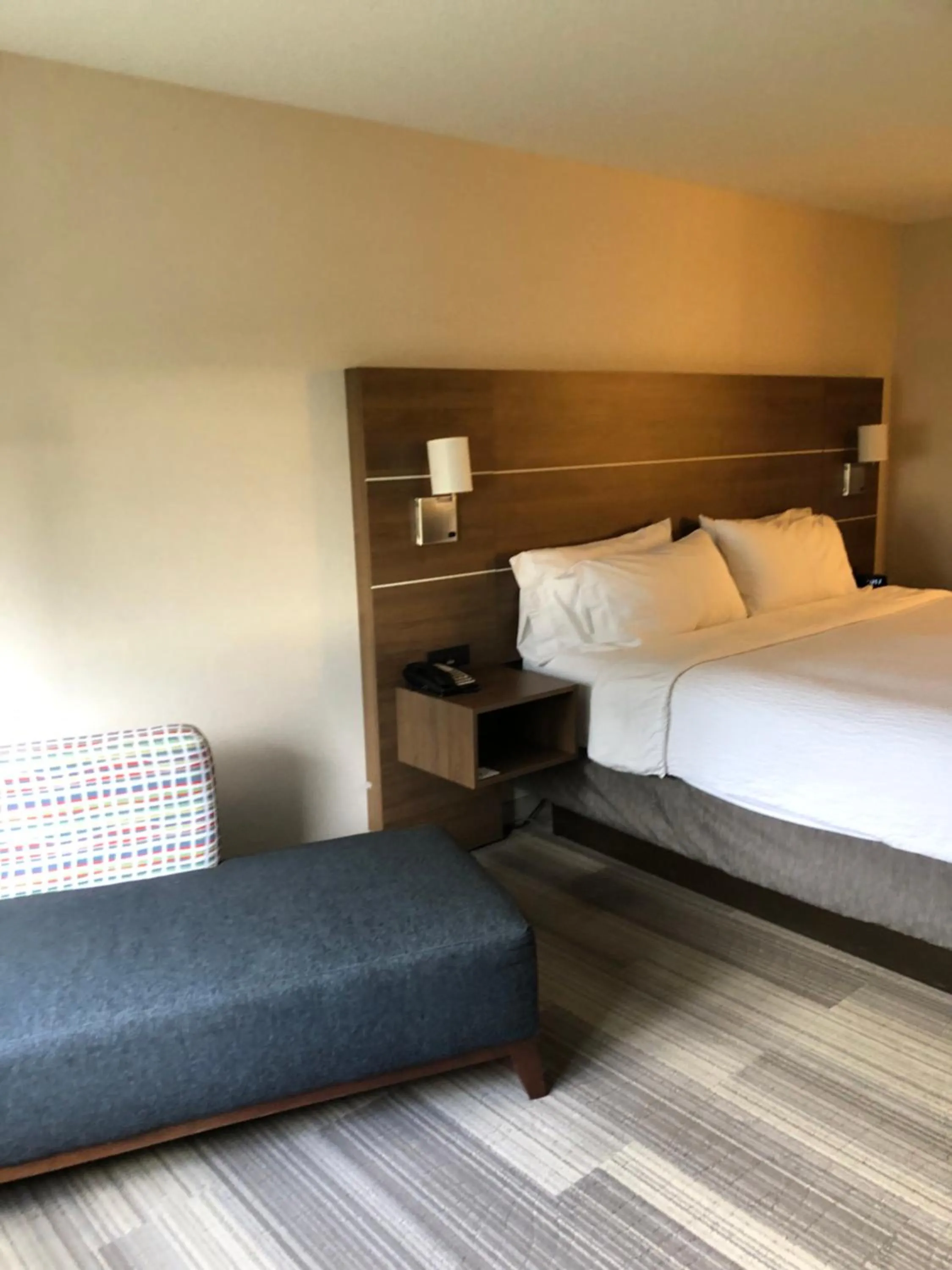 Photo of the whole room, Bed in Holiday Inn Express Mt. Vernon by IHG