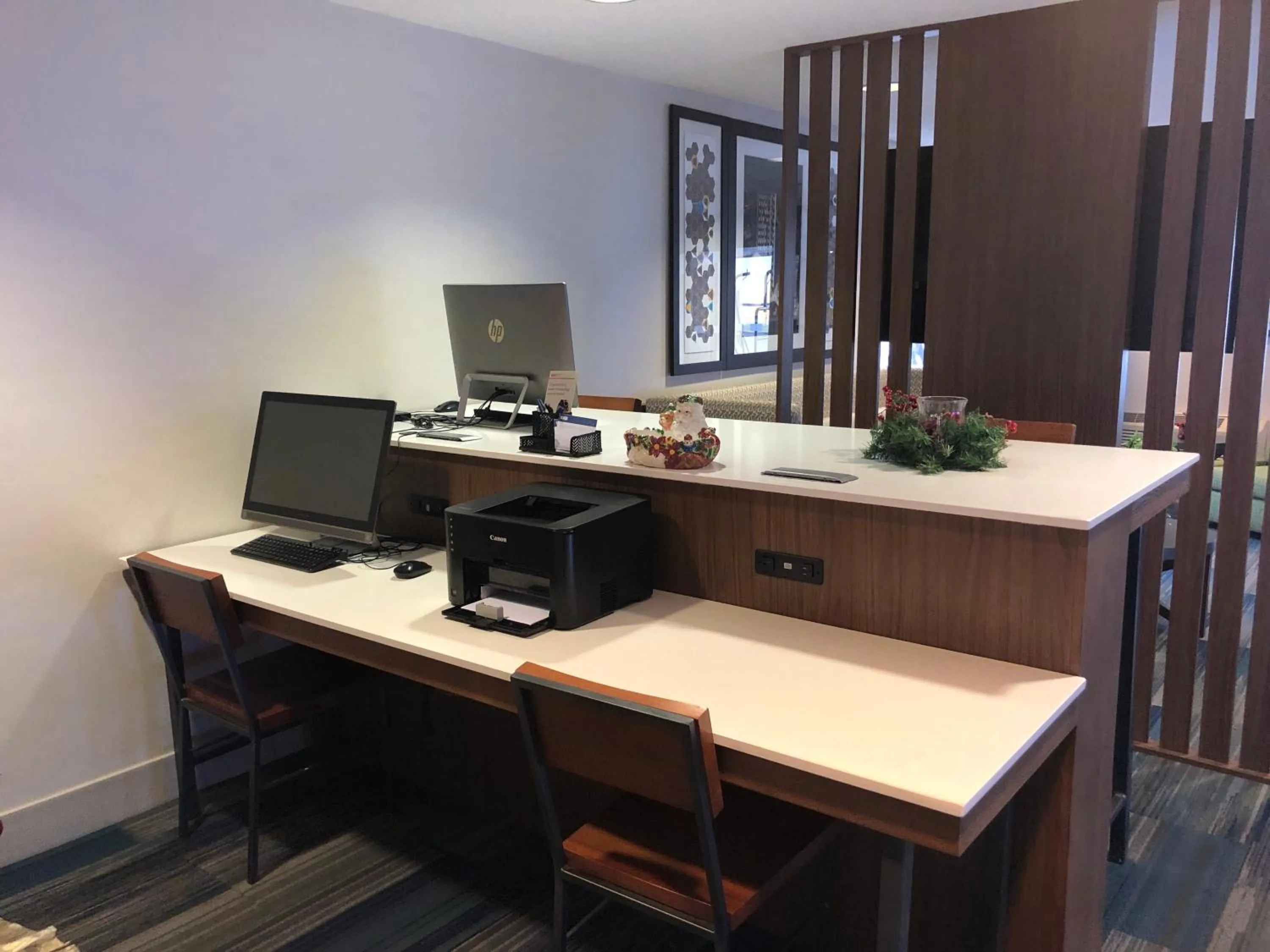 TV and multimedia in Holiday Inn Express Mt. Vernon by IHG