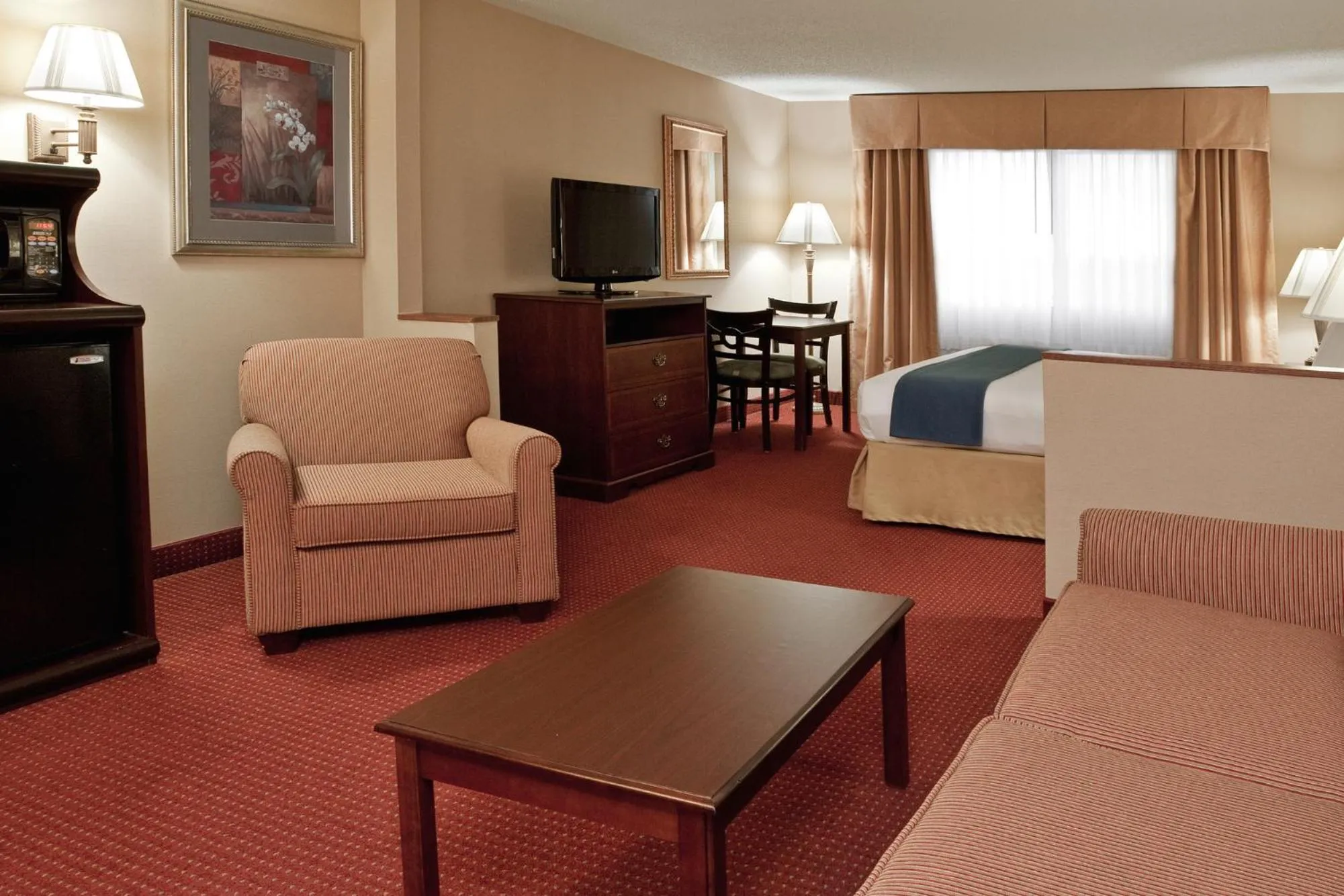 Photo of the whole room, Bed in Holiday Inn Express Mt. Vernon by IHG