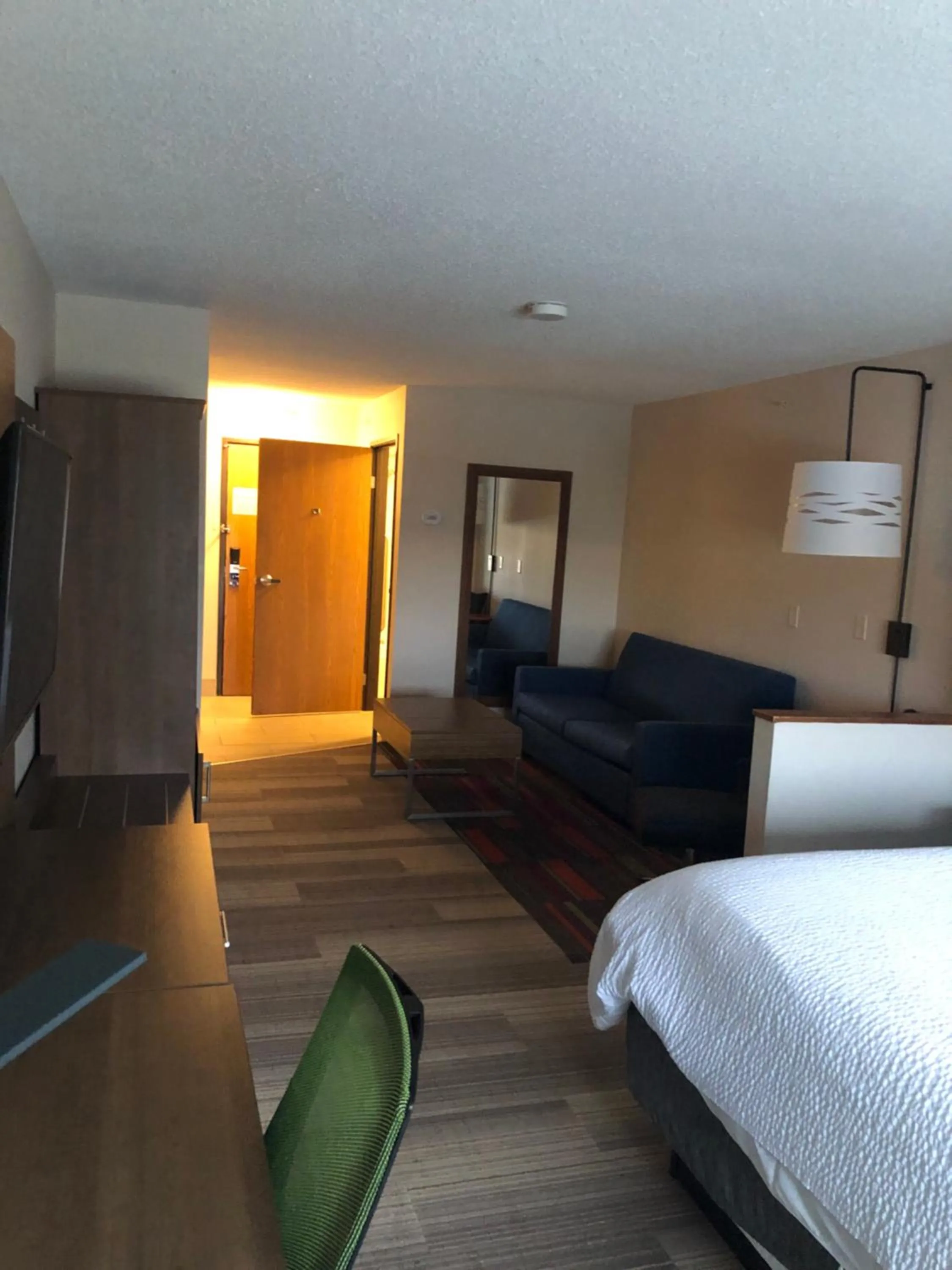 Bed in Holiday Inn Express Mt. Vernon by IHG