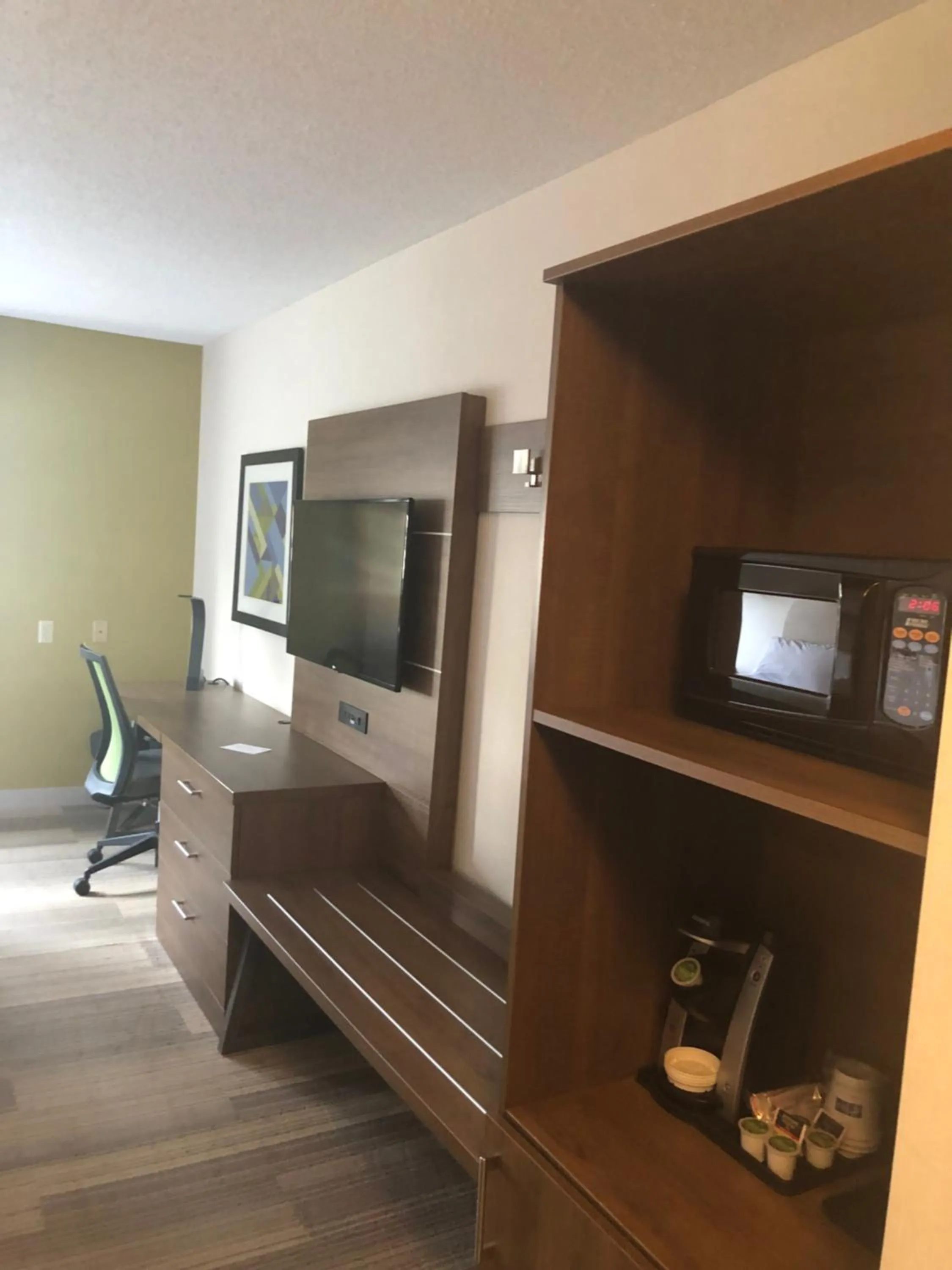 TV and multimedia in Holiday Inn Express Mt. Vernon by IHG
