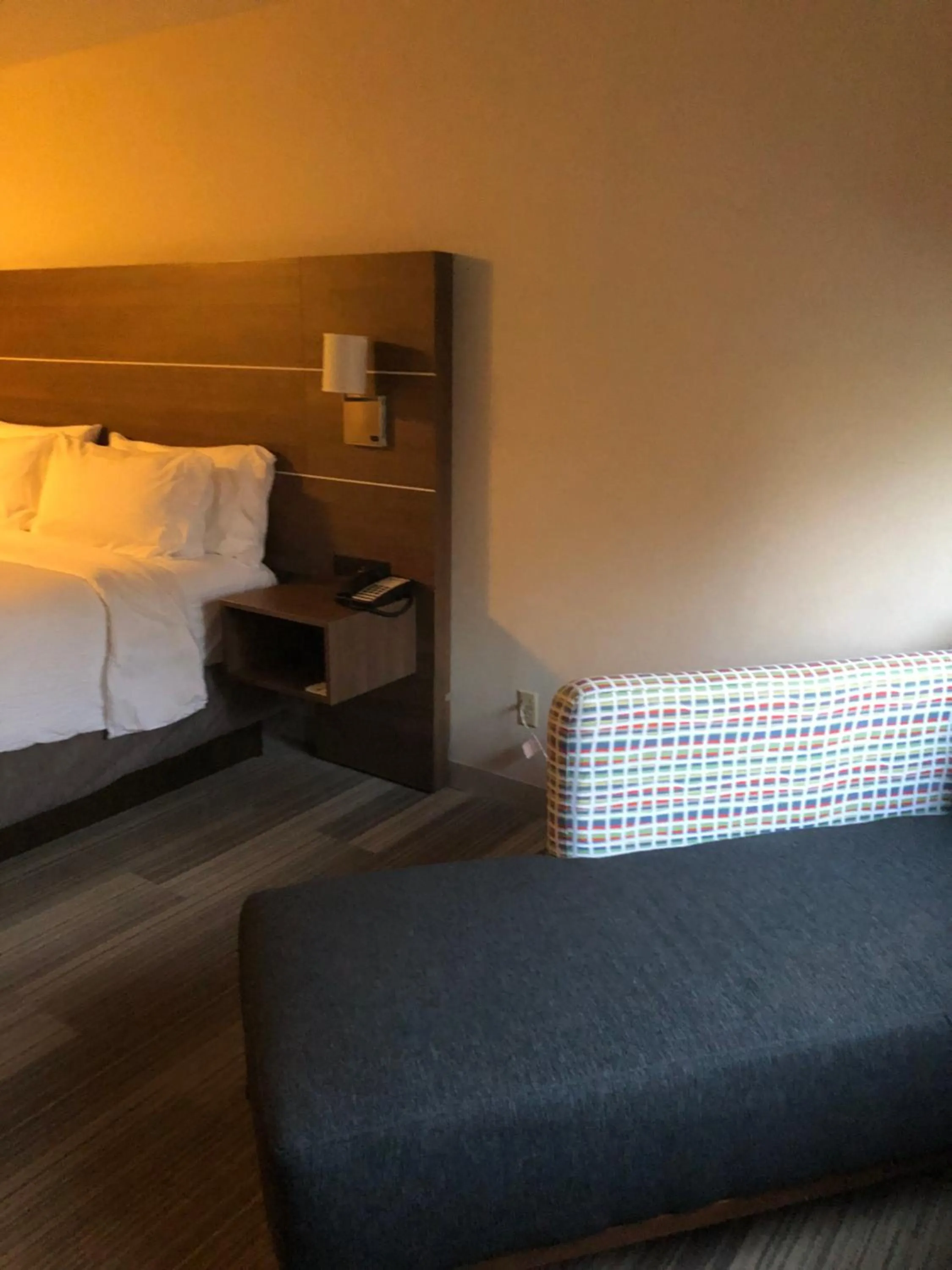 Bed in Holiday Inn Express Mt. Vernon by IHG