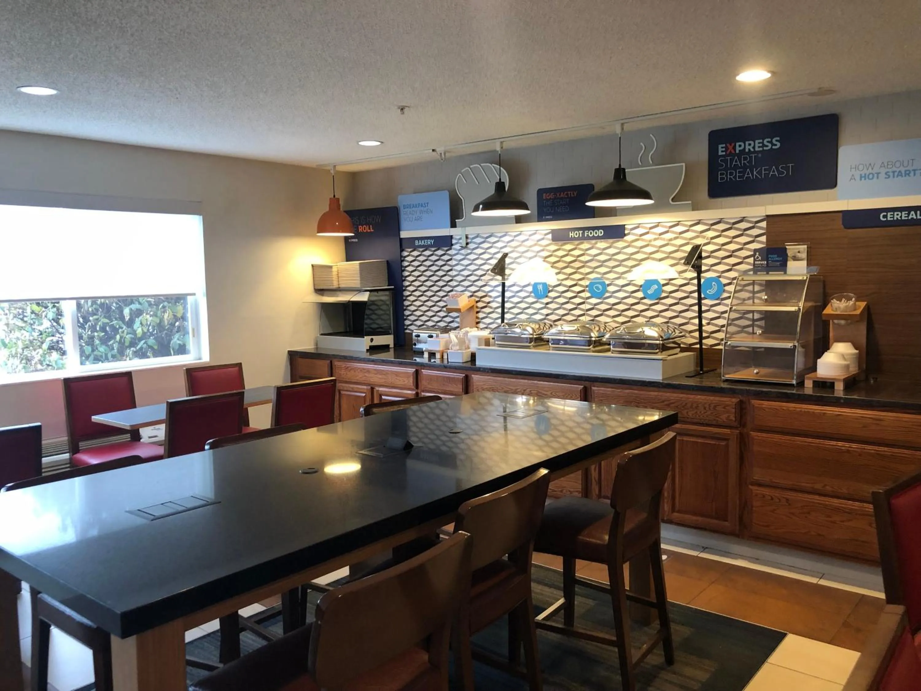 Dining area in Holiday Inn Express Mt. Vernon by IHG