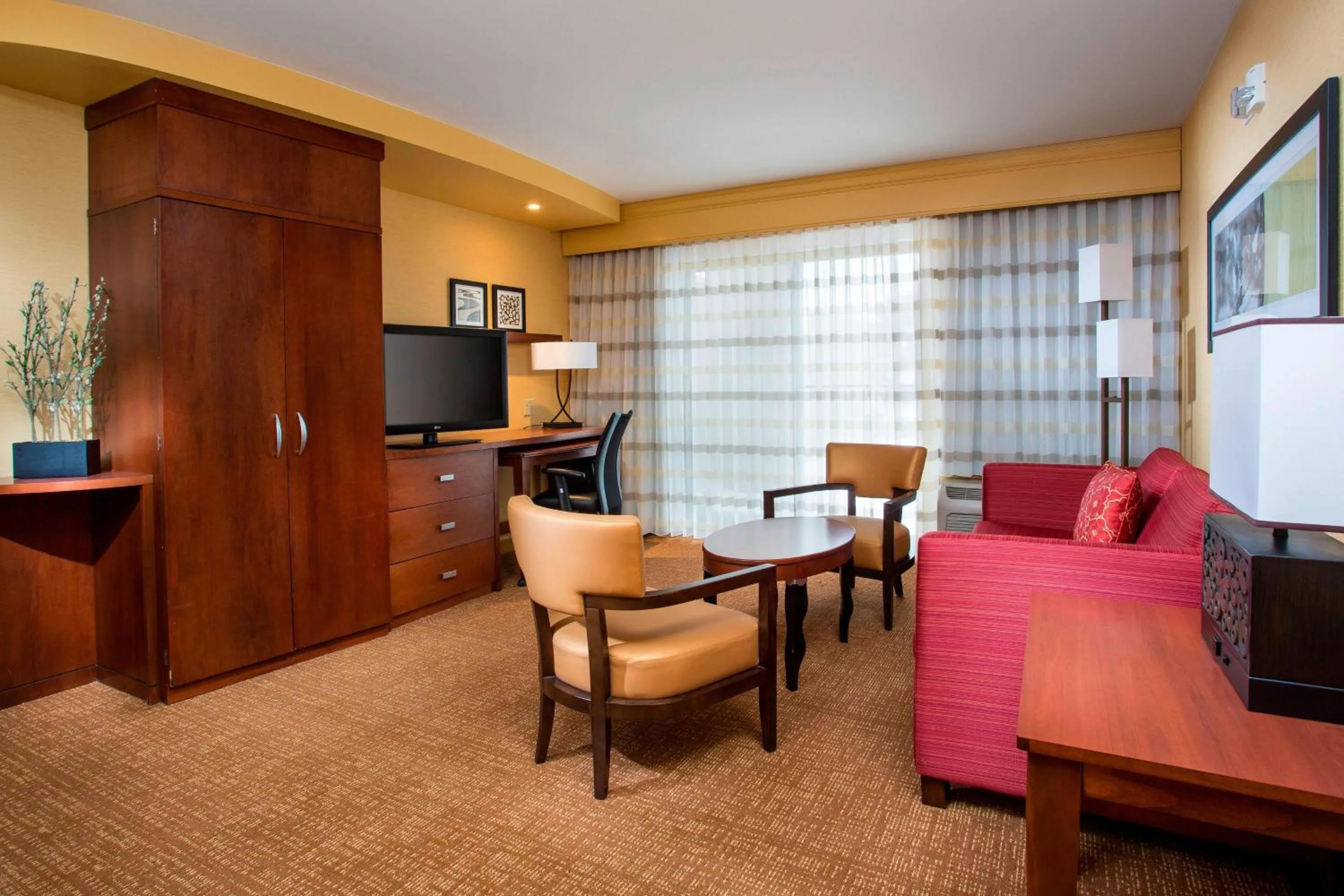 Living room in Courtyard by Marriott Peoria