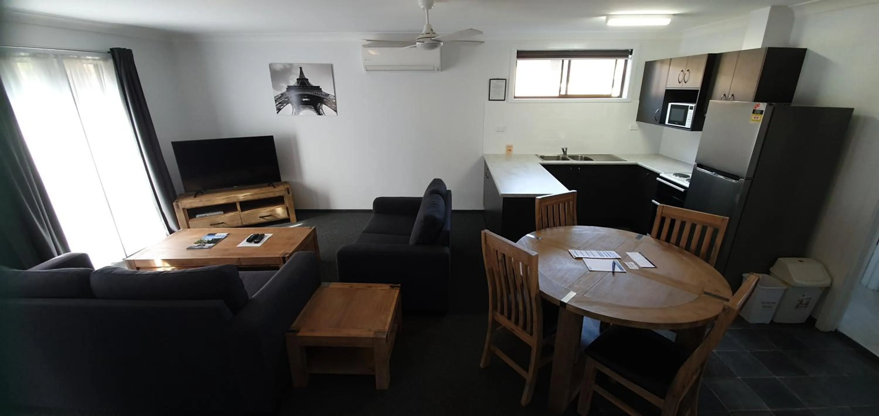 Kitchen or kitchenette in Colonial Motel & Apartments