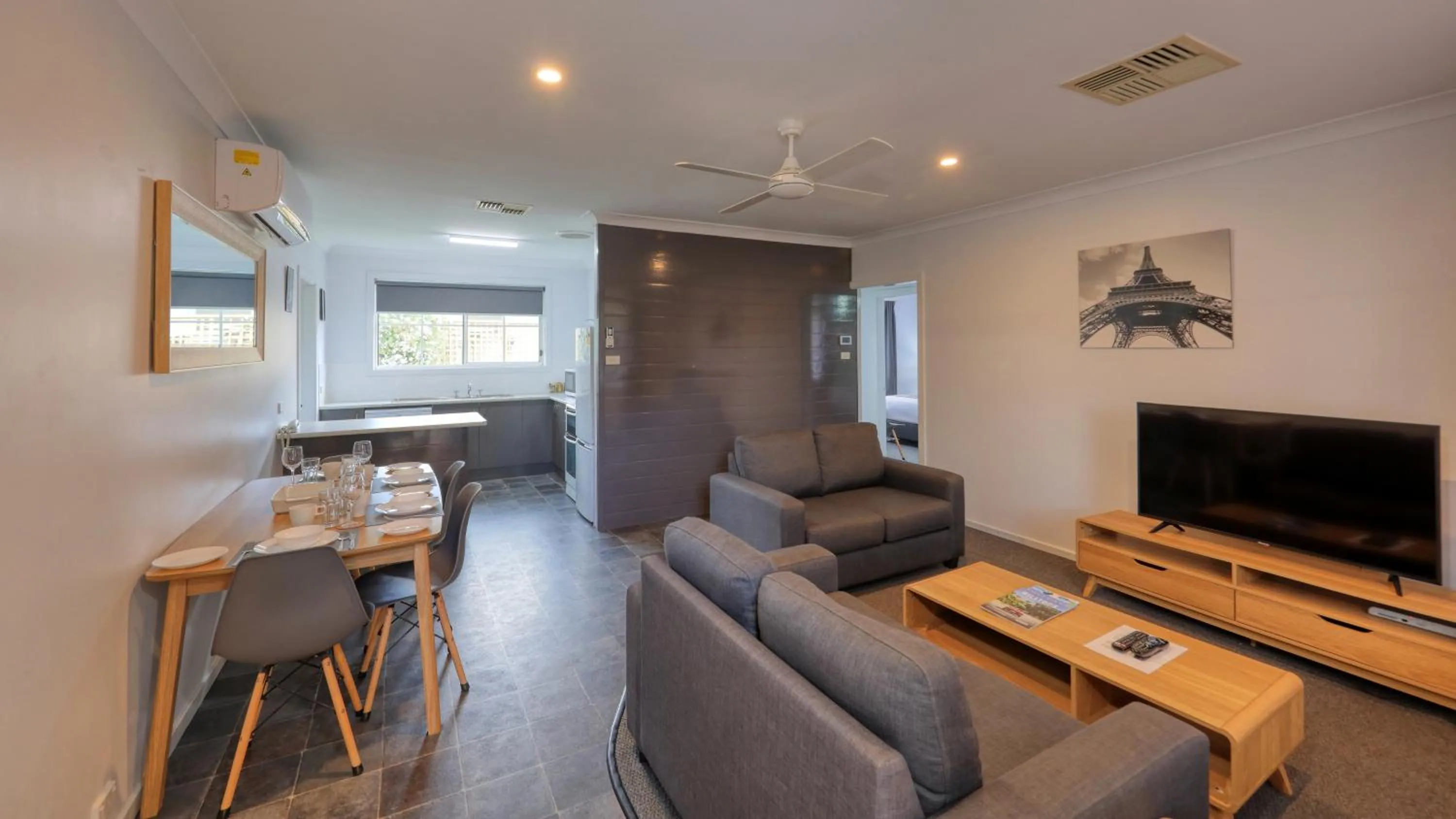 TV and multimedia in Colonial Motel & Apartments