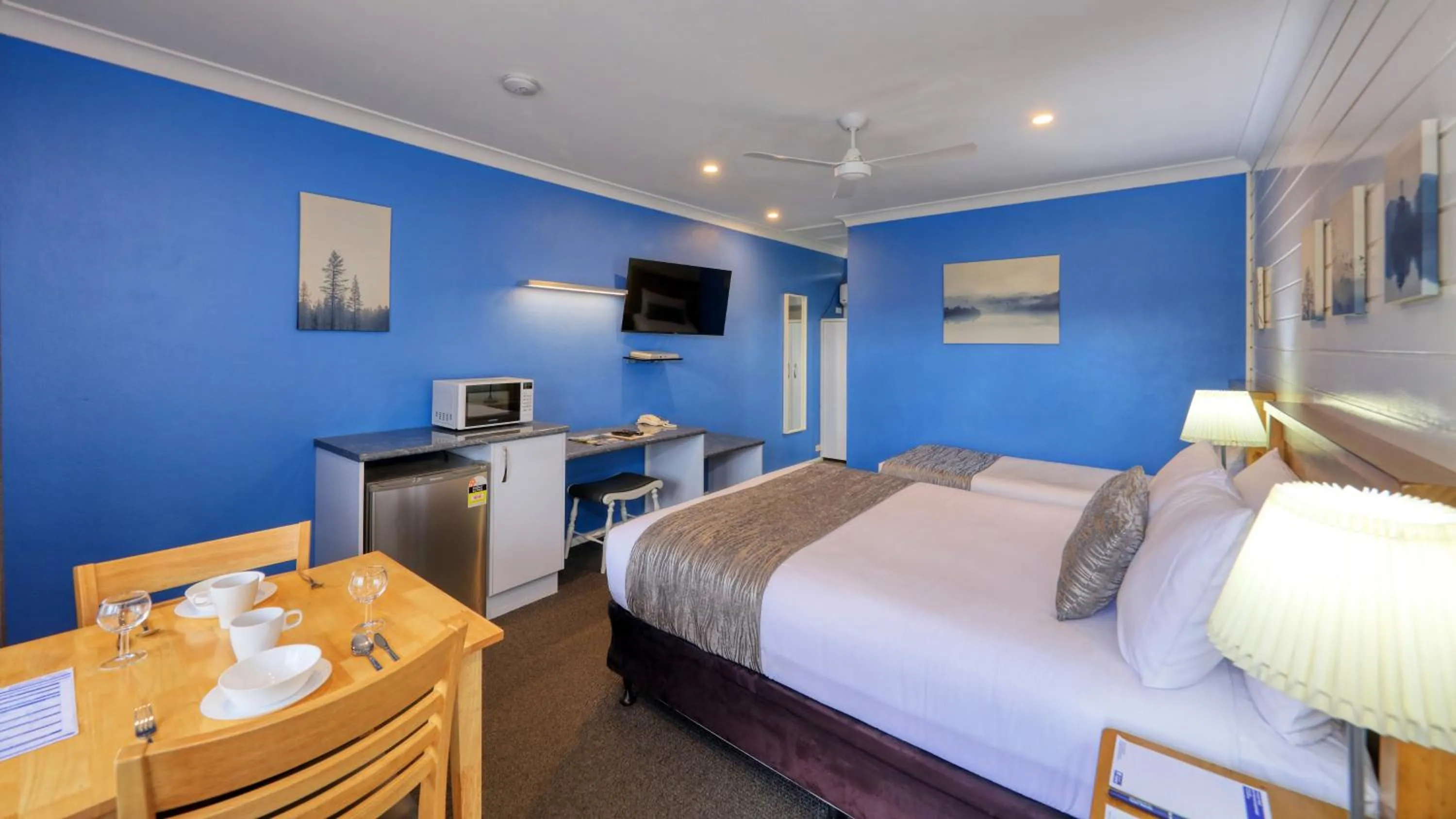 Photo of the whole room, Bed in Colonial Motel & Apartments