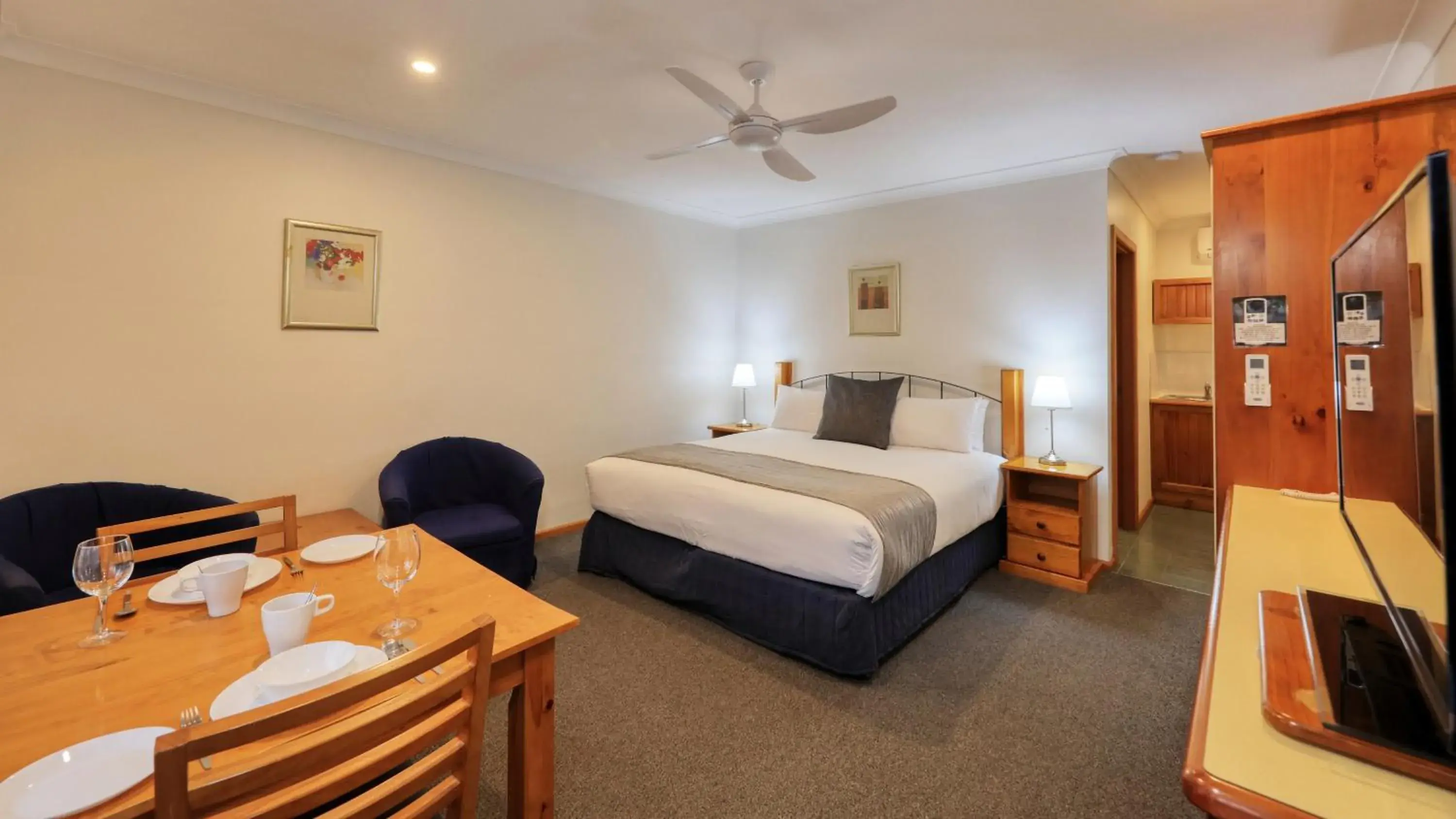 Deluxe King Studio with Spa Bath - Adults Only in Colonial Motel & Apartments Deluxe King Studio with Spa Bath - Adults Only in Colonial Motel & Apartments