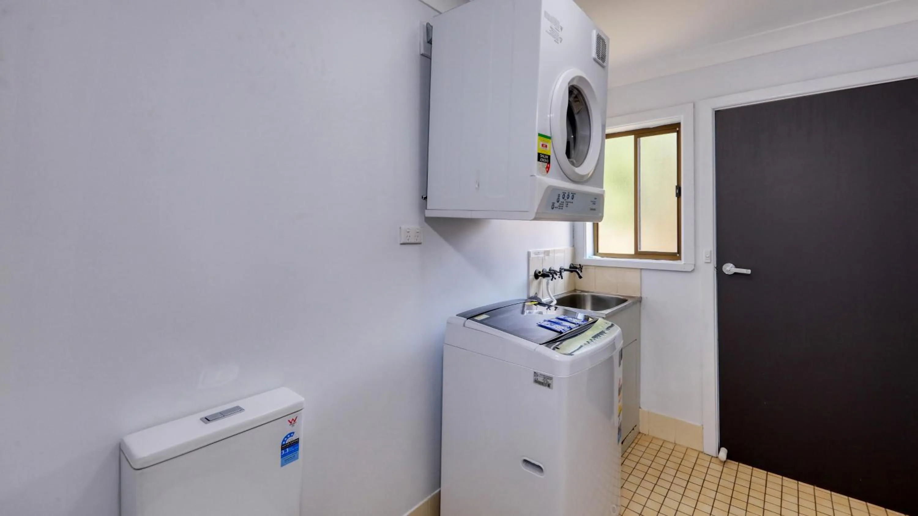 laundry in Colonial Motel & Apartments