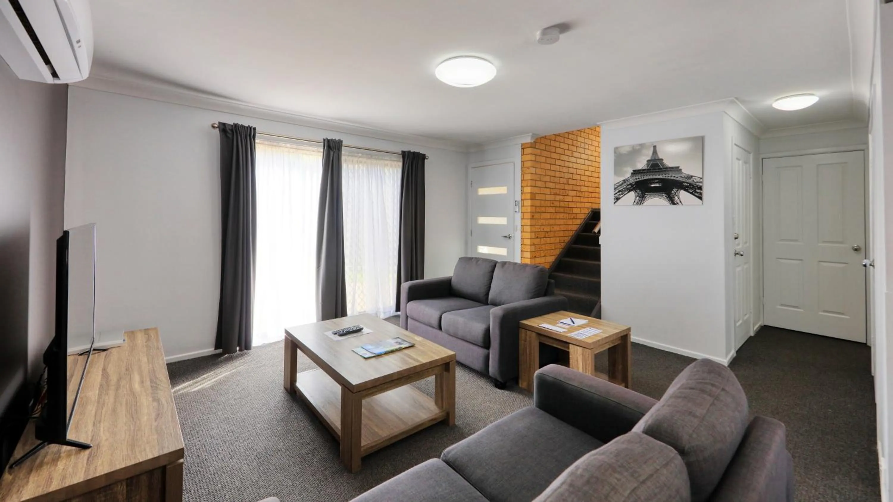 Living room in Colonial Motel & Apartments