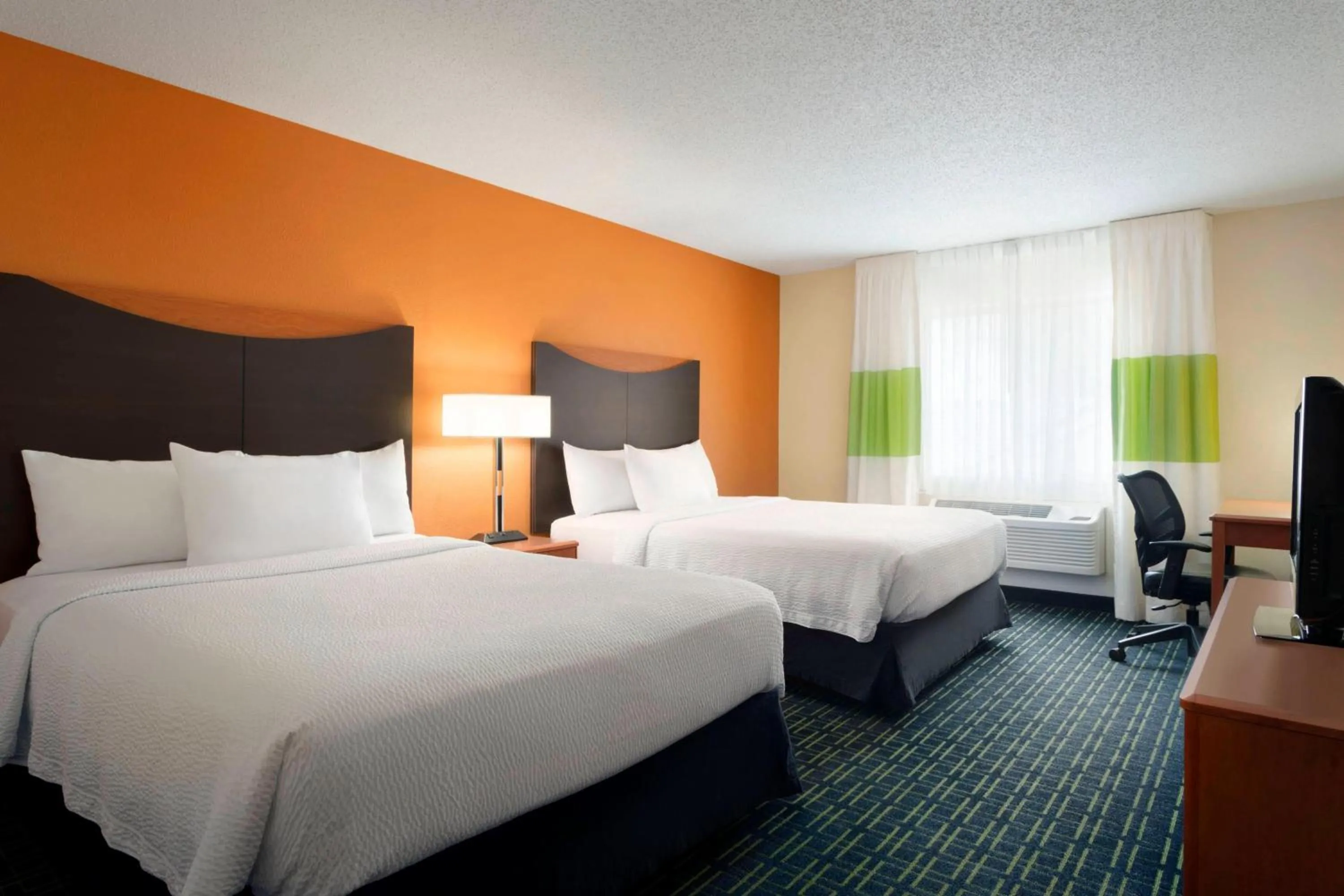 Photo of the whole room, Bed in Fairfield Inn & Suites by Marriott Champaign