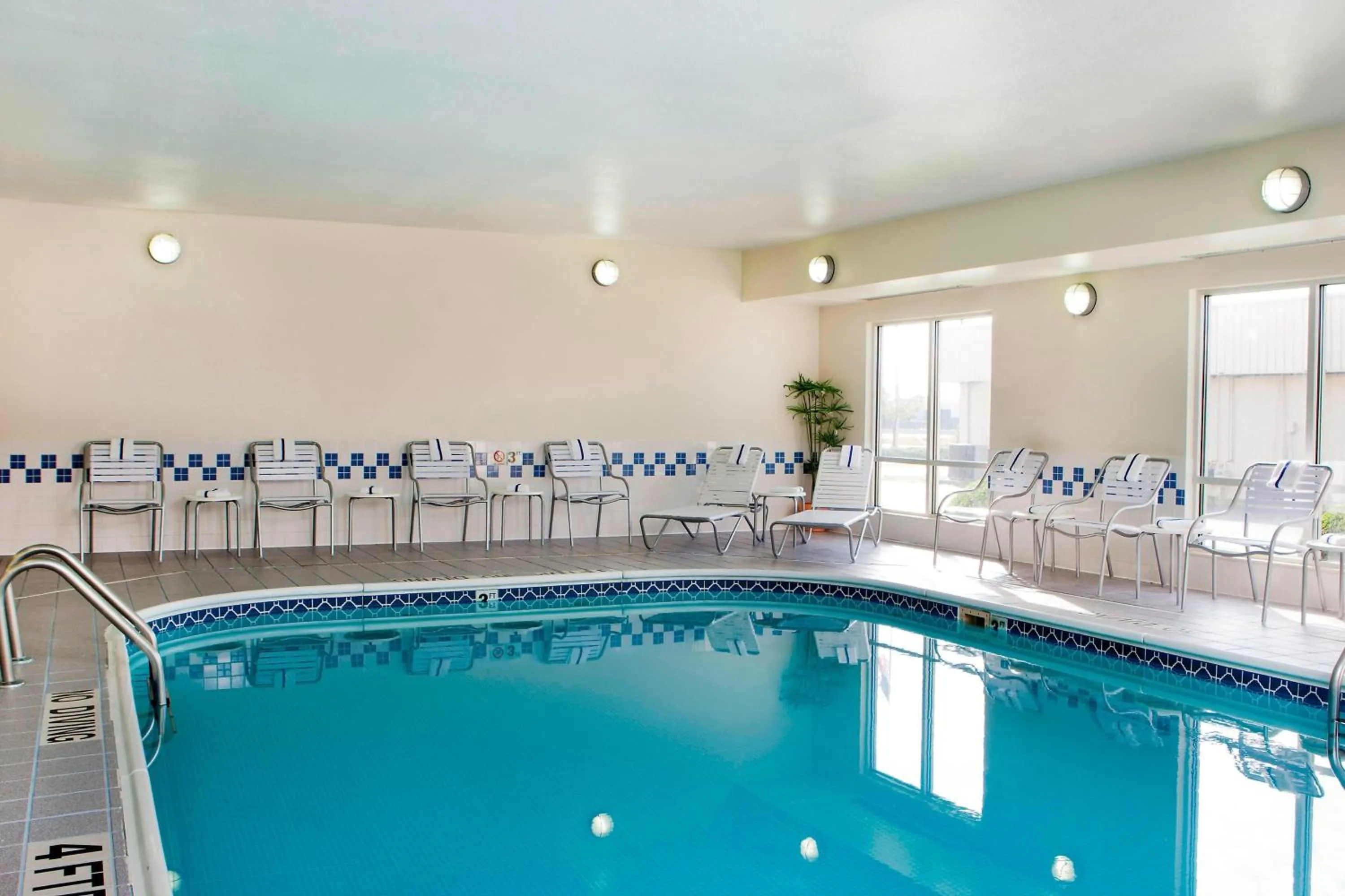 Swimming pool in Fairfield Inn & Suites by Marriott Champaign