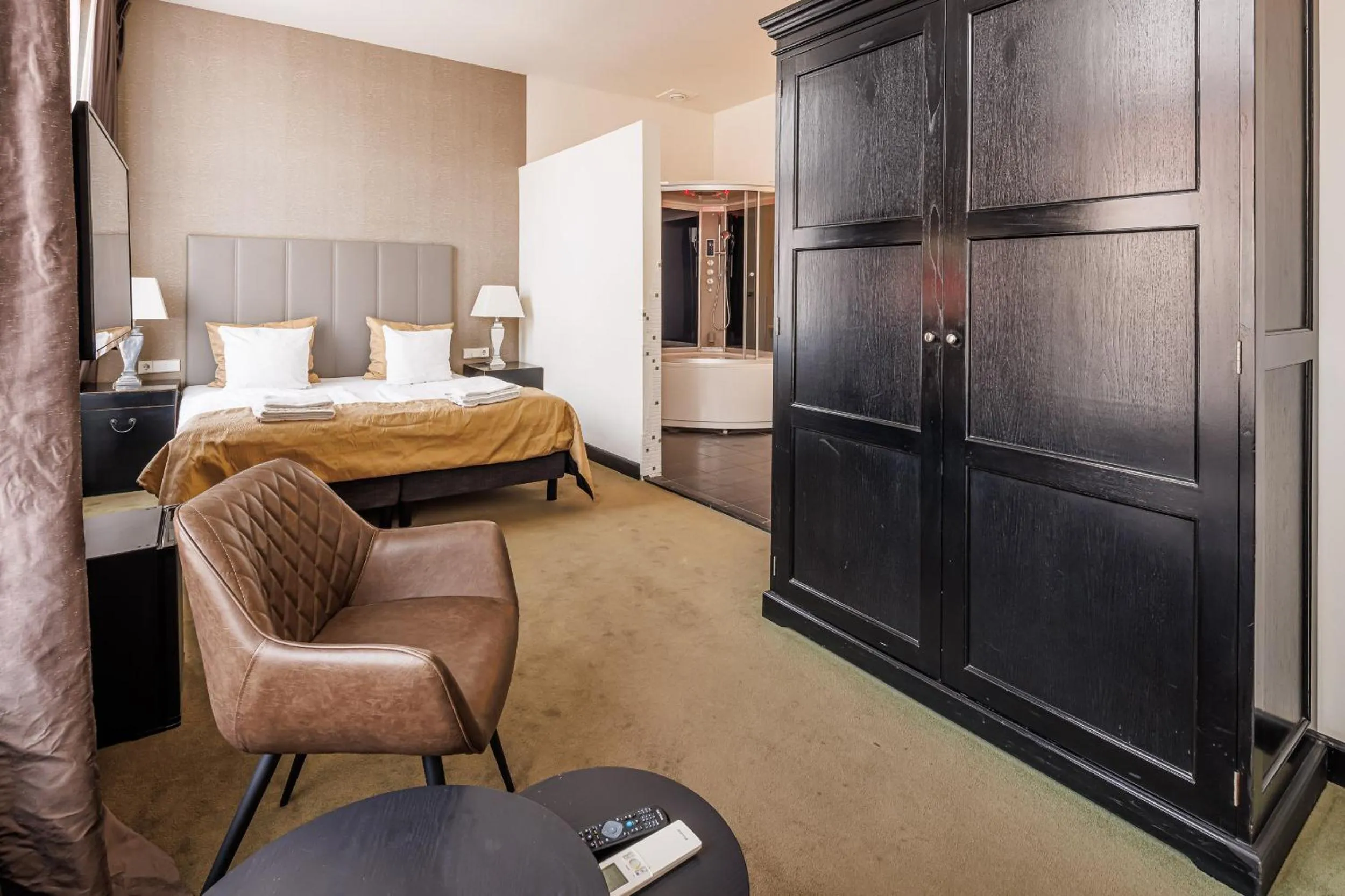 Shower, Bed in Grand Hotel Alkmaar