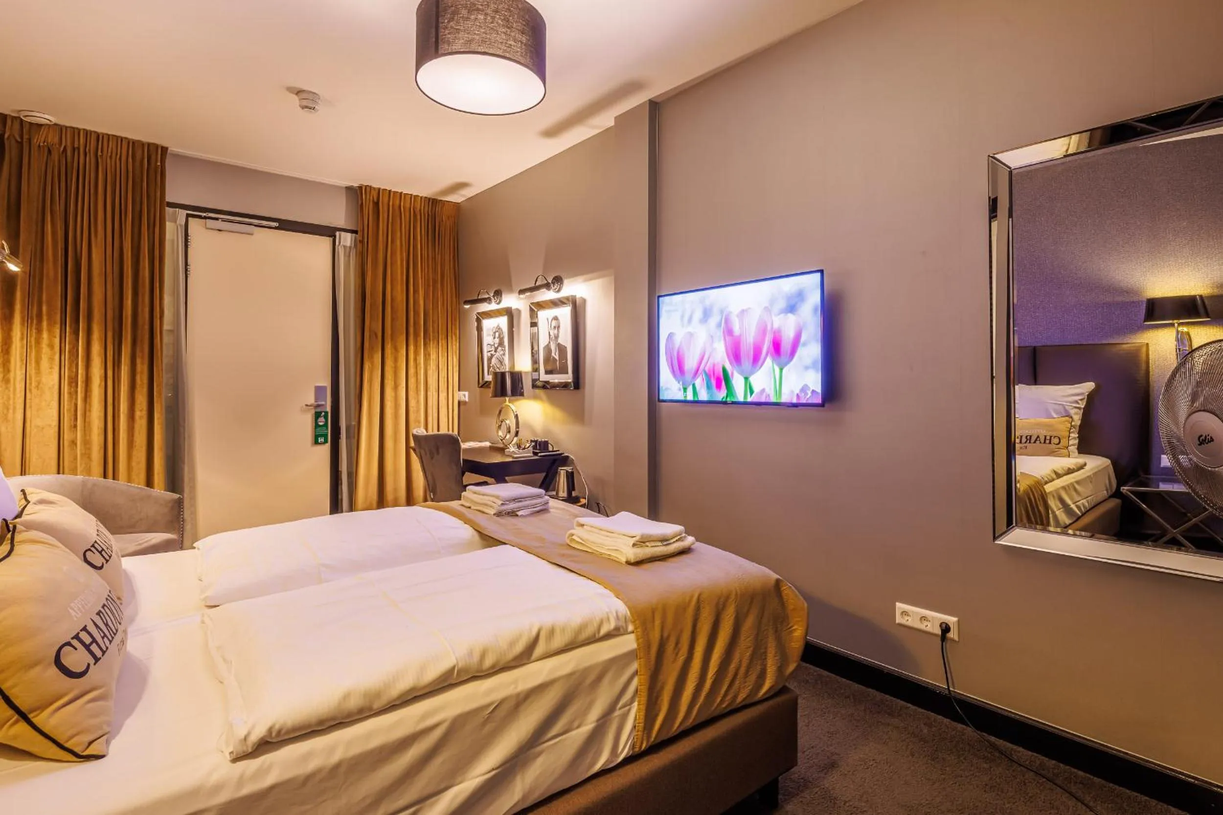 Communal lounge/ TV room, Bed in Grand Hotel Alkmaar