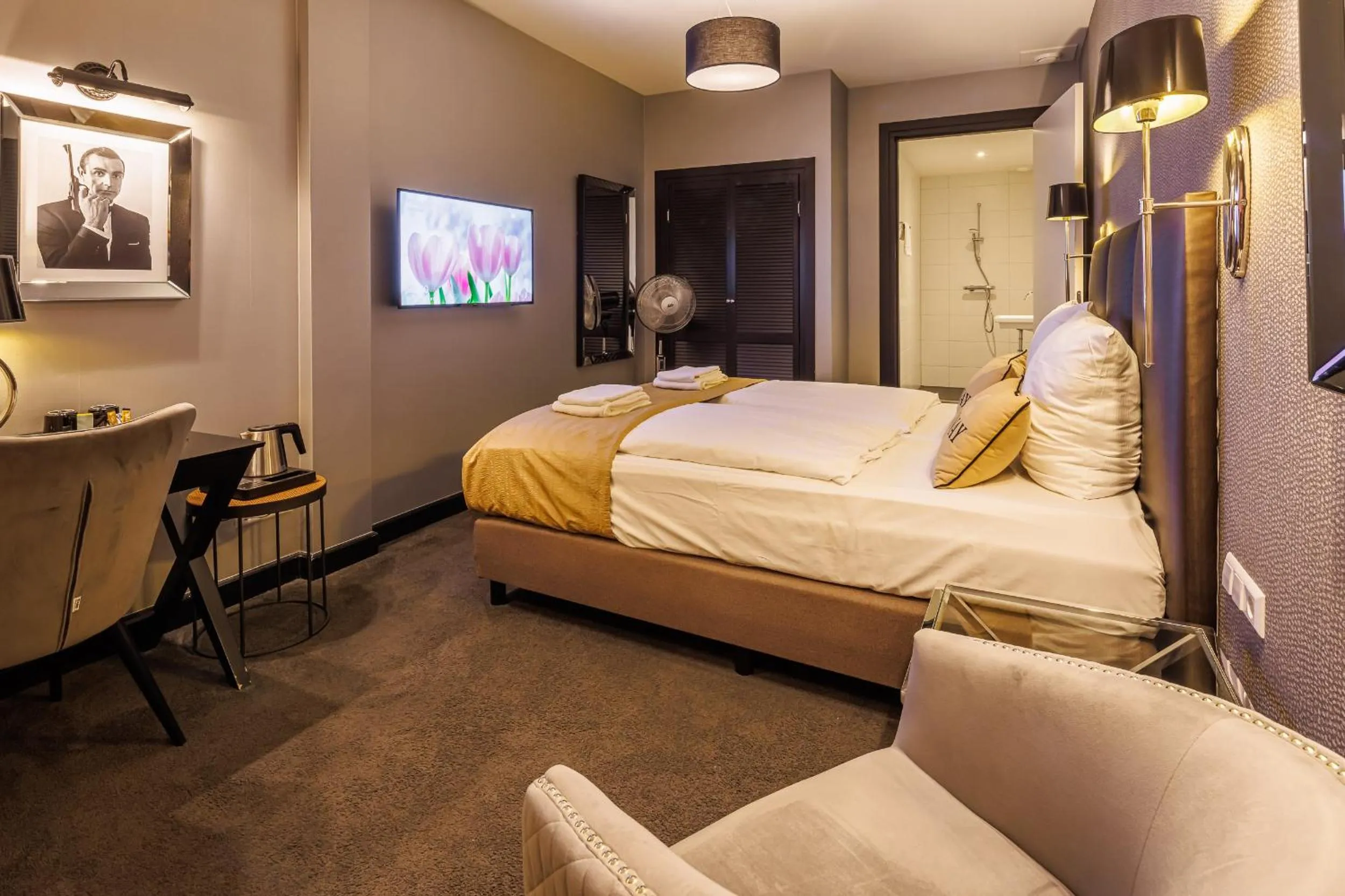 Communal lounge/ TV room, Bed in Grand Hotel Alkmaar