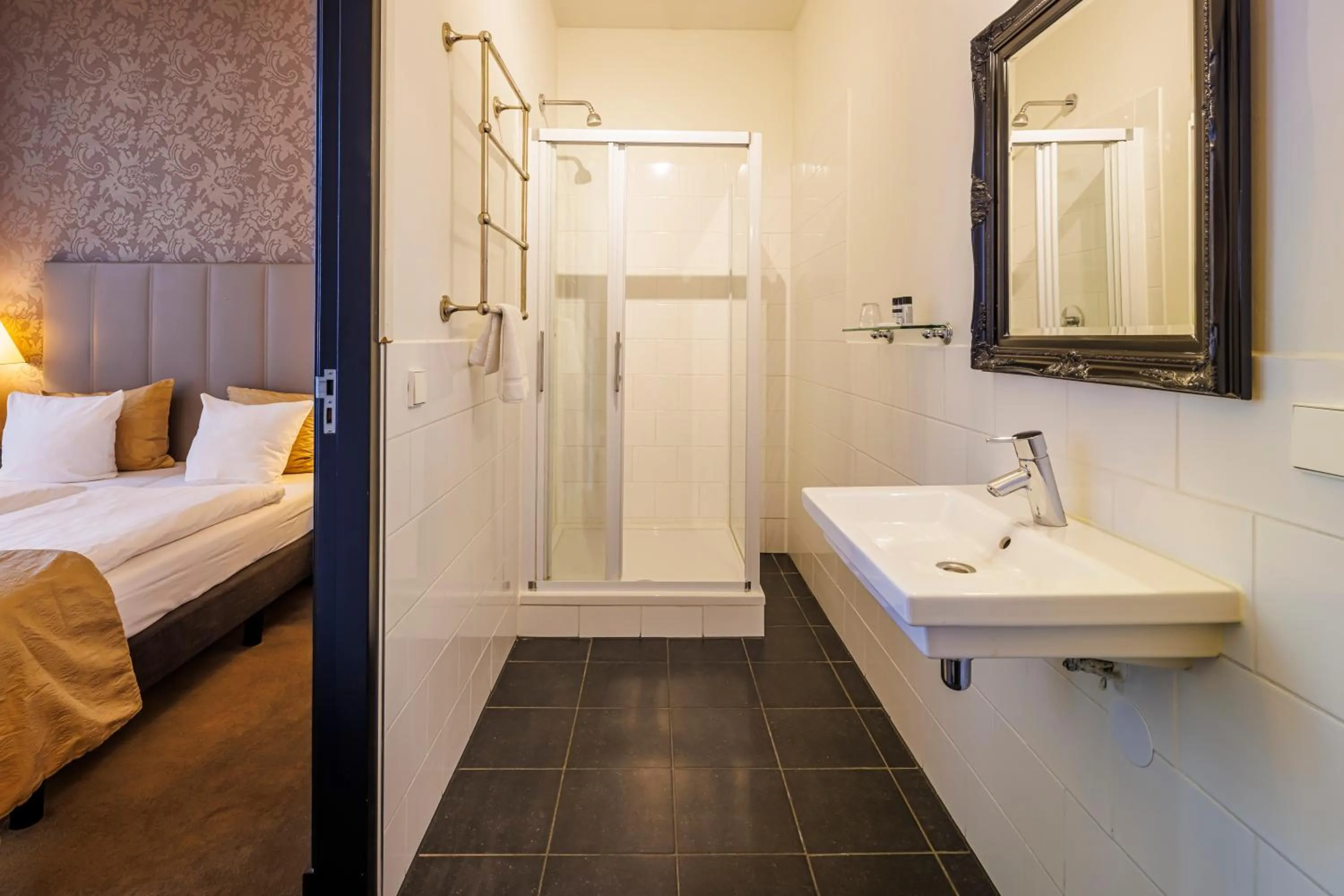 Shower, Bed in Grand Hotel Alkmaar