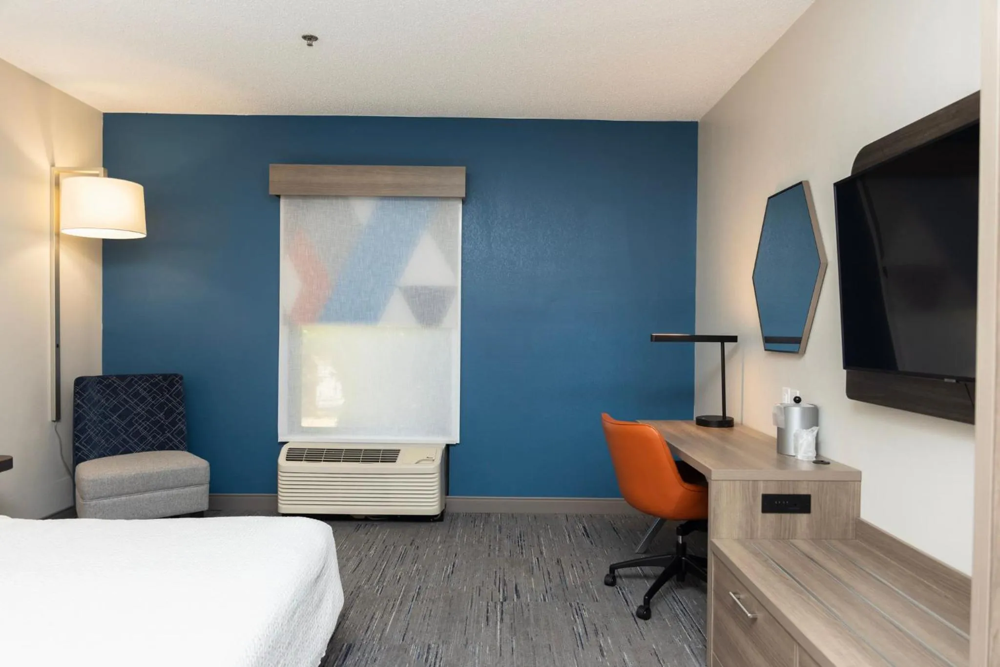 Photo of the whole room, Bed in Holiday Inn Express Hotel and Suites Marysville by IHG