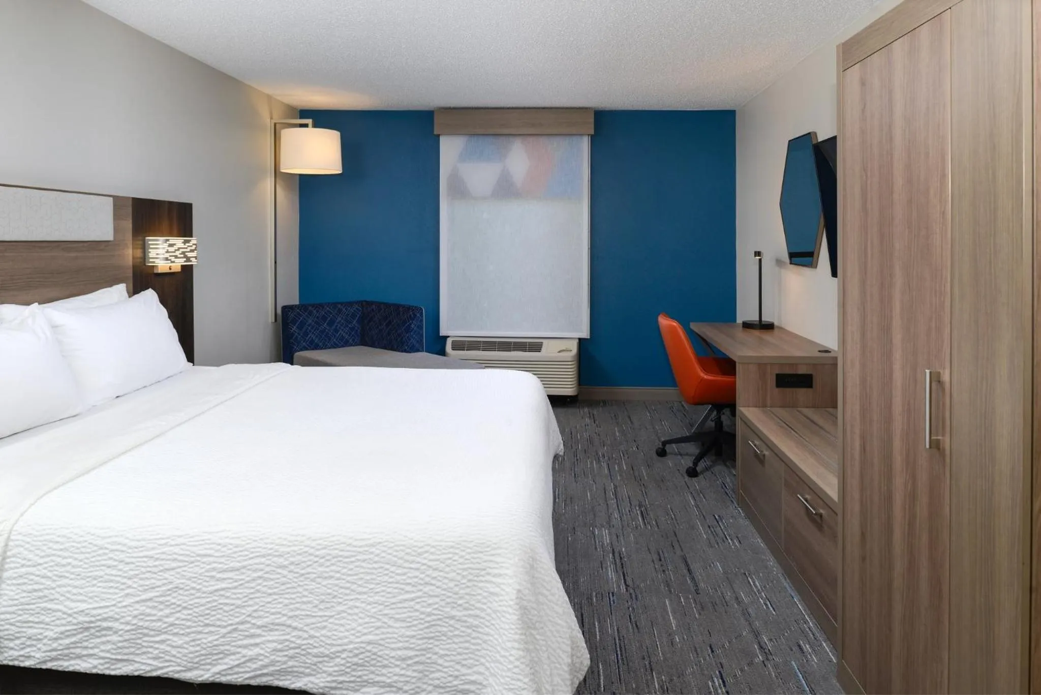 Photo of the whole room, Bed in Holiday Inn Express Hotel and Suites Marysville by IHG
