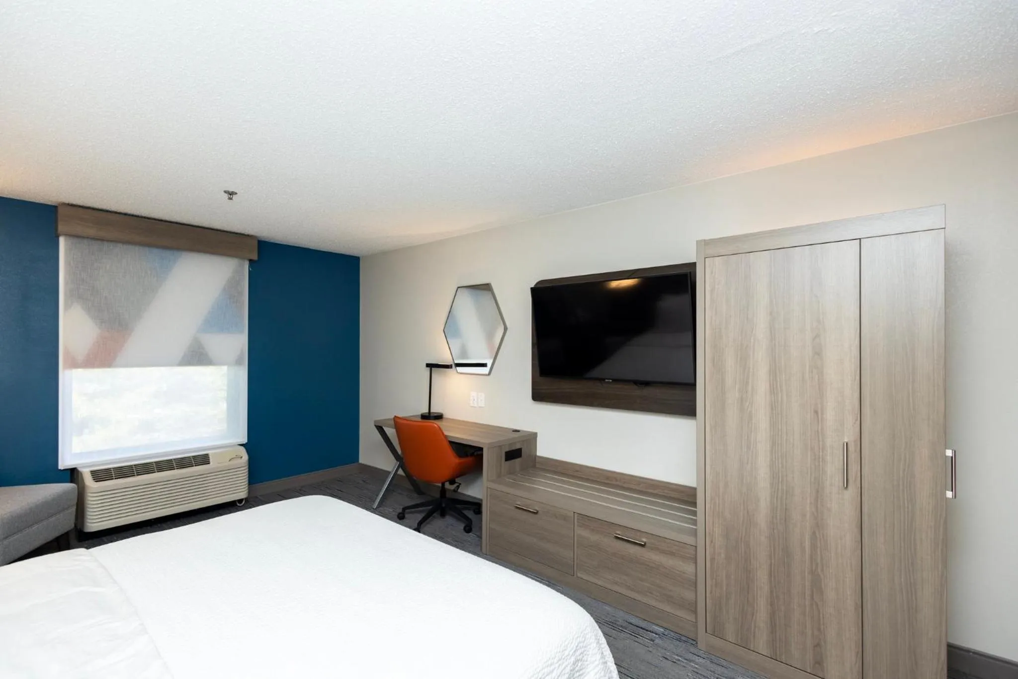 Photo of the whole room, Bed in Holiday Inn Express Hotel and Suites Marysville by IHG