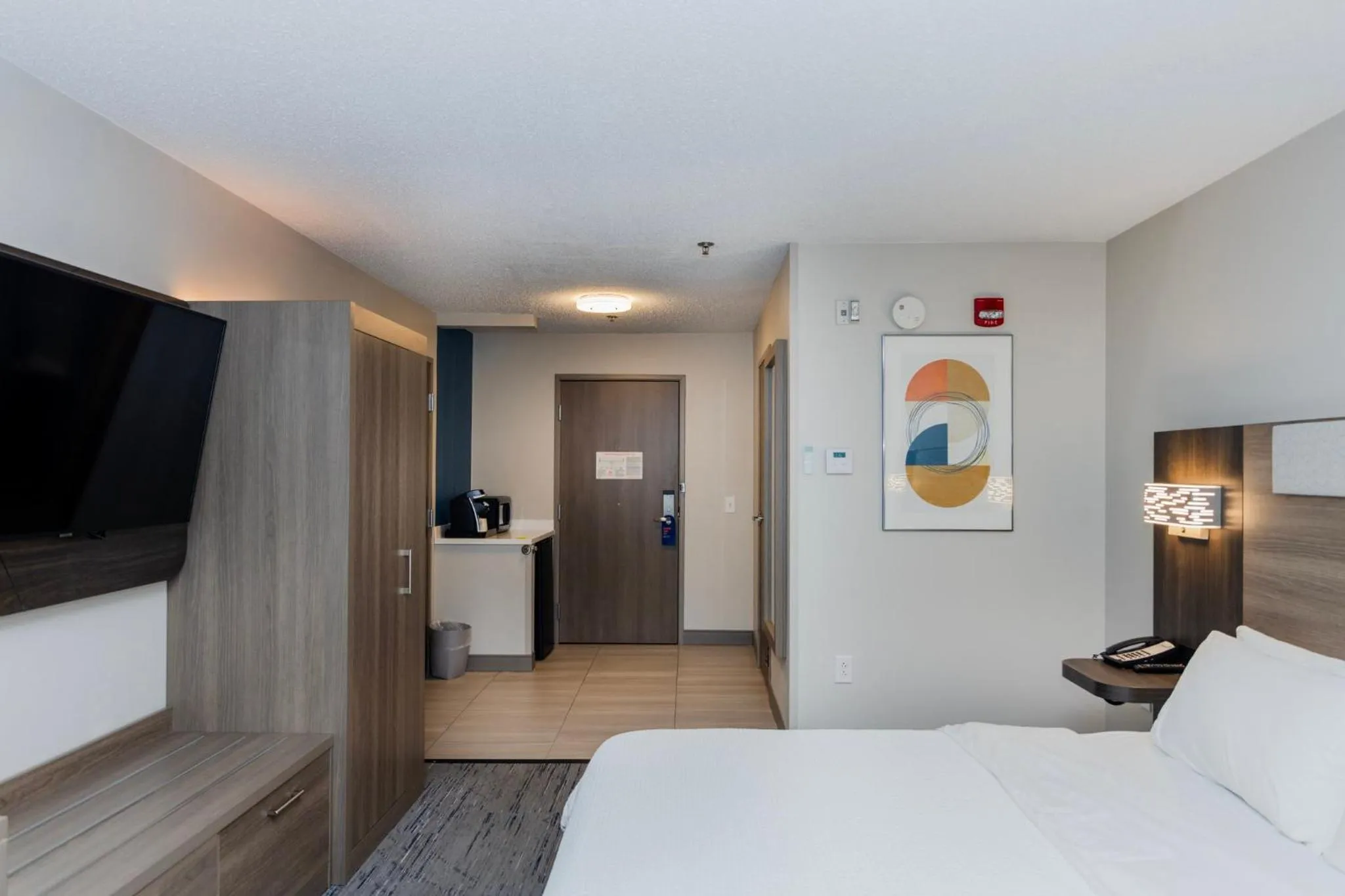 Photo of the whole room, Bed in Holiday Inn Express Hotel and Suites Marysville by IHG