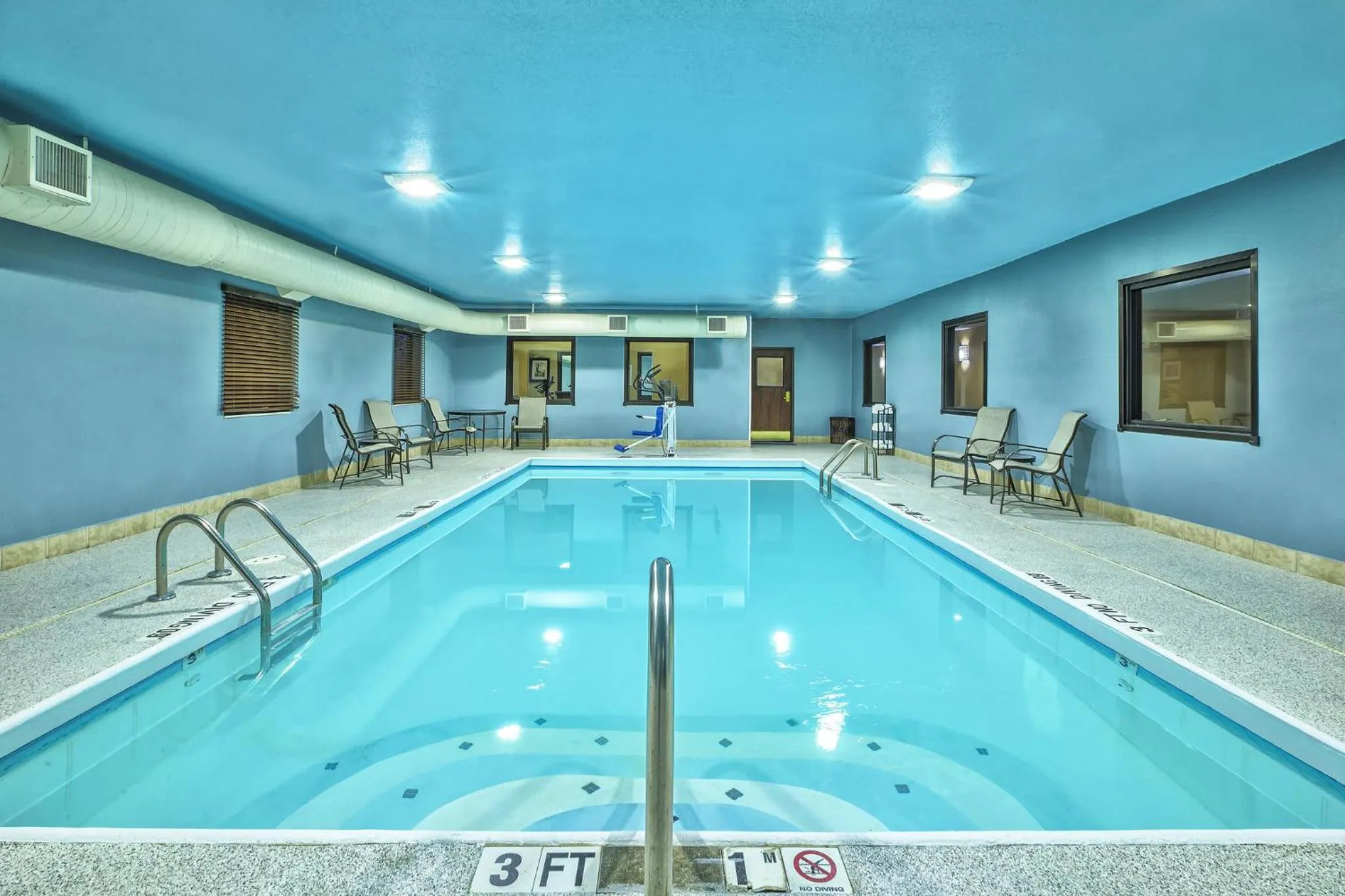 Swimming pool in Holiday Inn Express Hotel and Suites Marysville by IHG