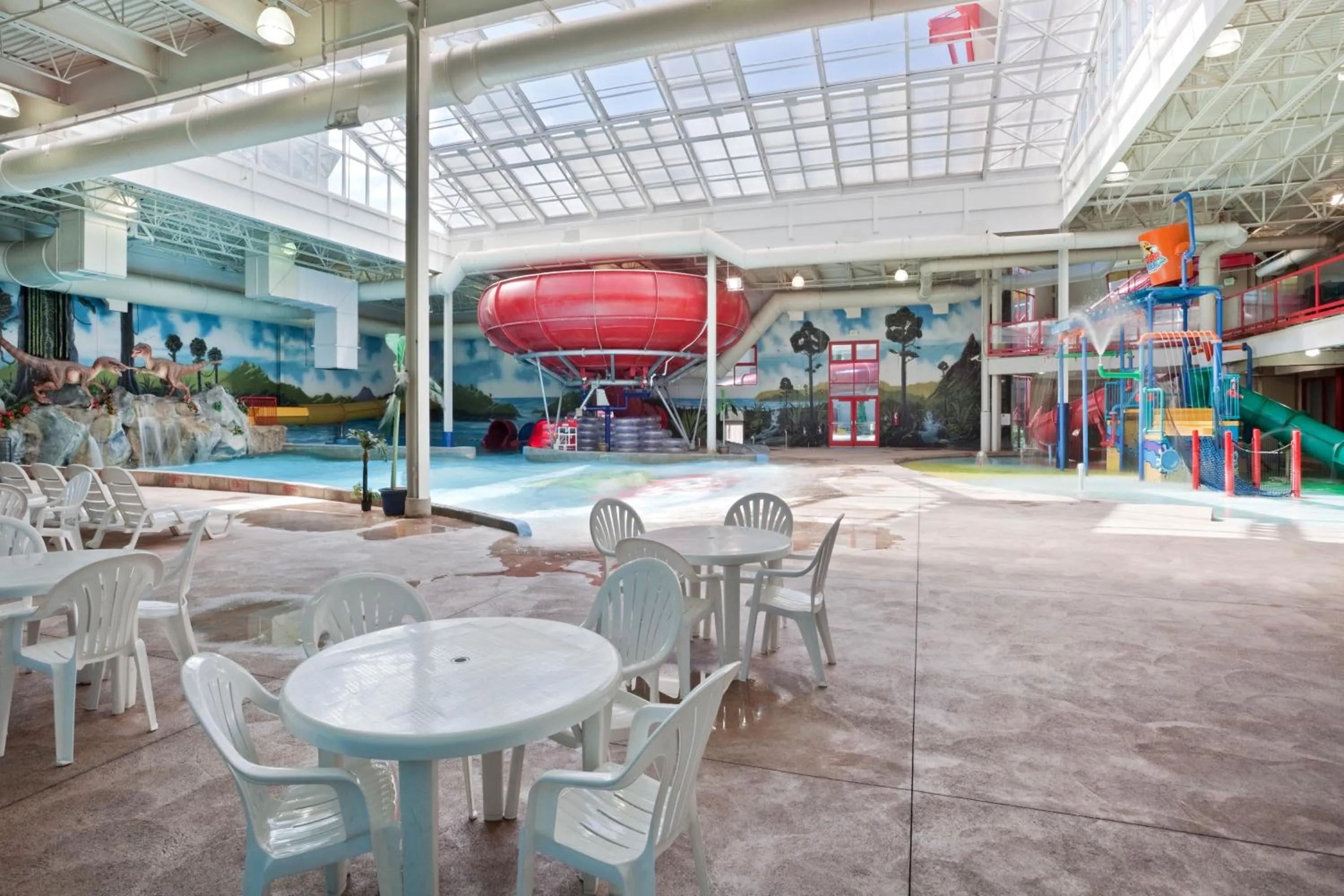 Swimming pool in Triple Play Resort Hotel & Suites