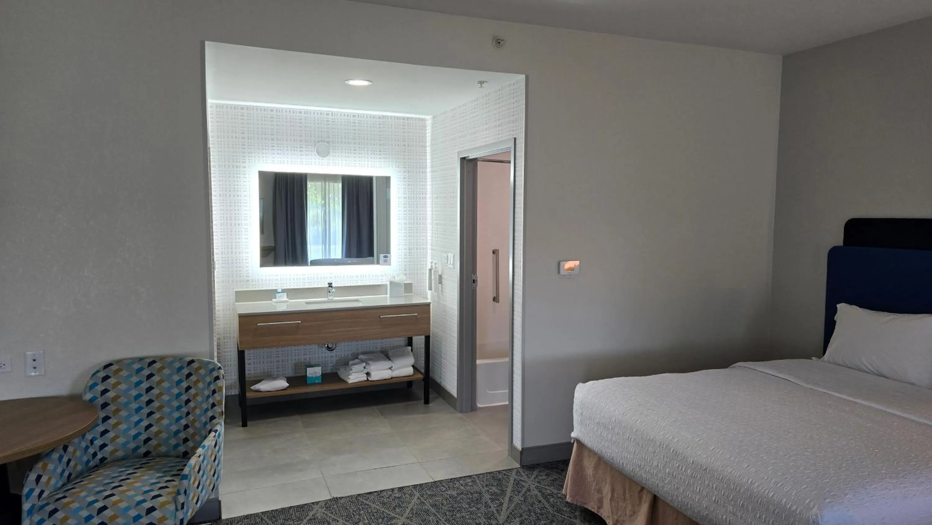 Bed in Hampton Inn & Suites Chicago Deer Park