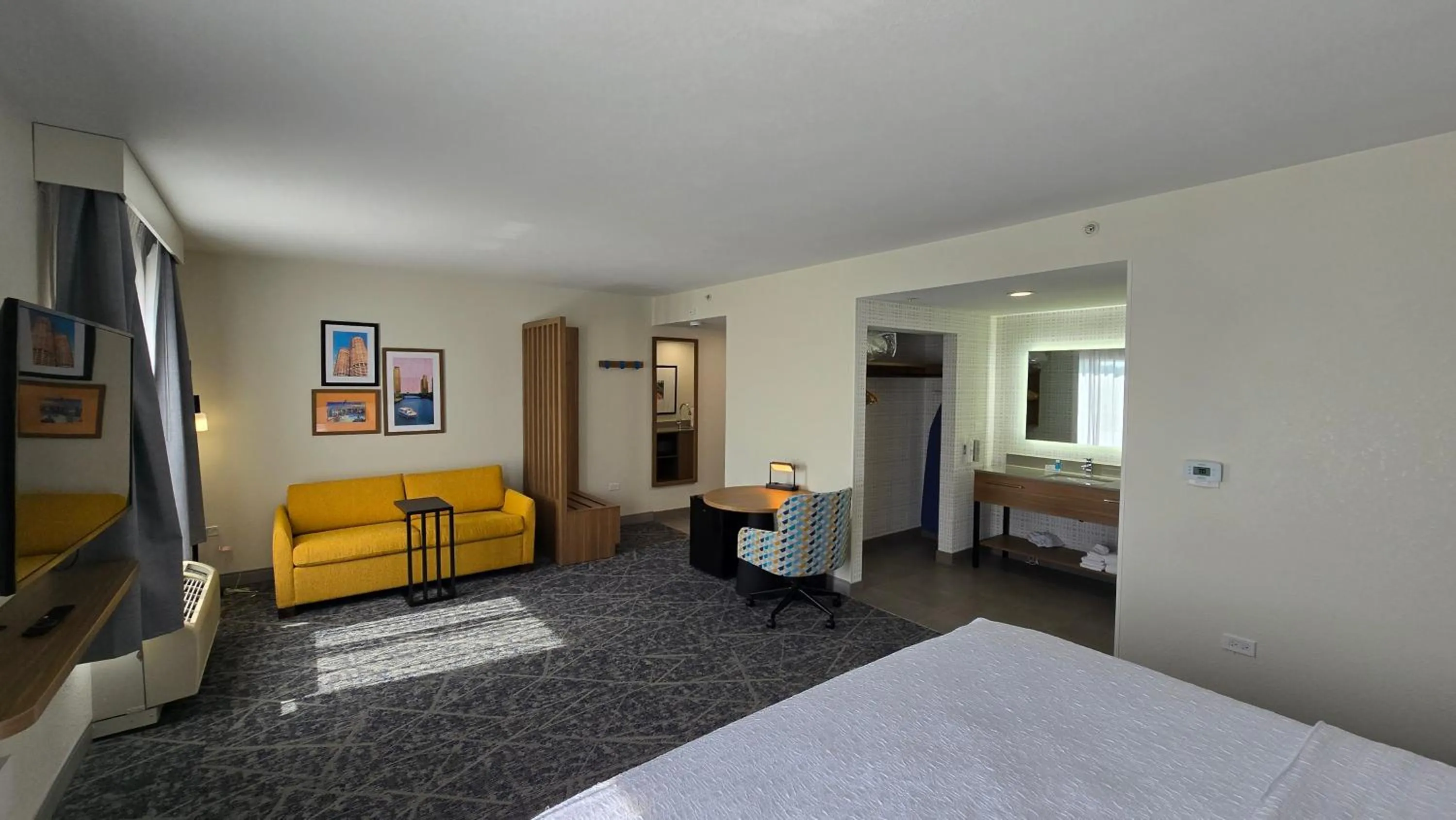 Seating area, Bed in Hampton Inn & Suites Chicago Deer Park